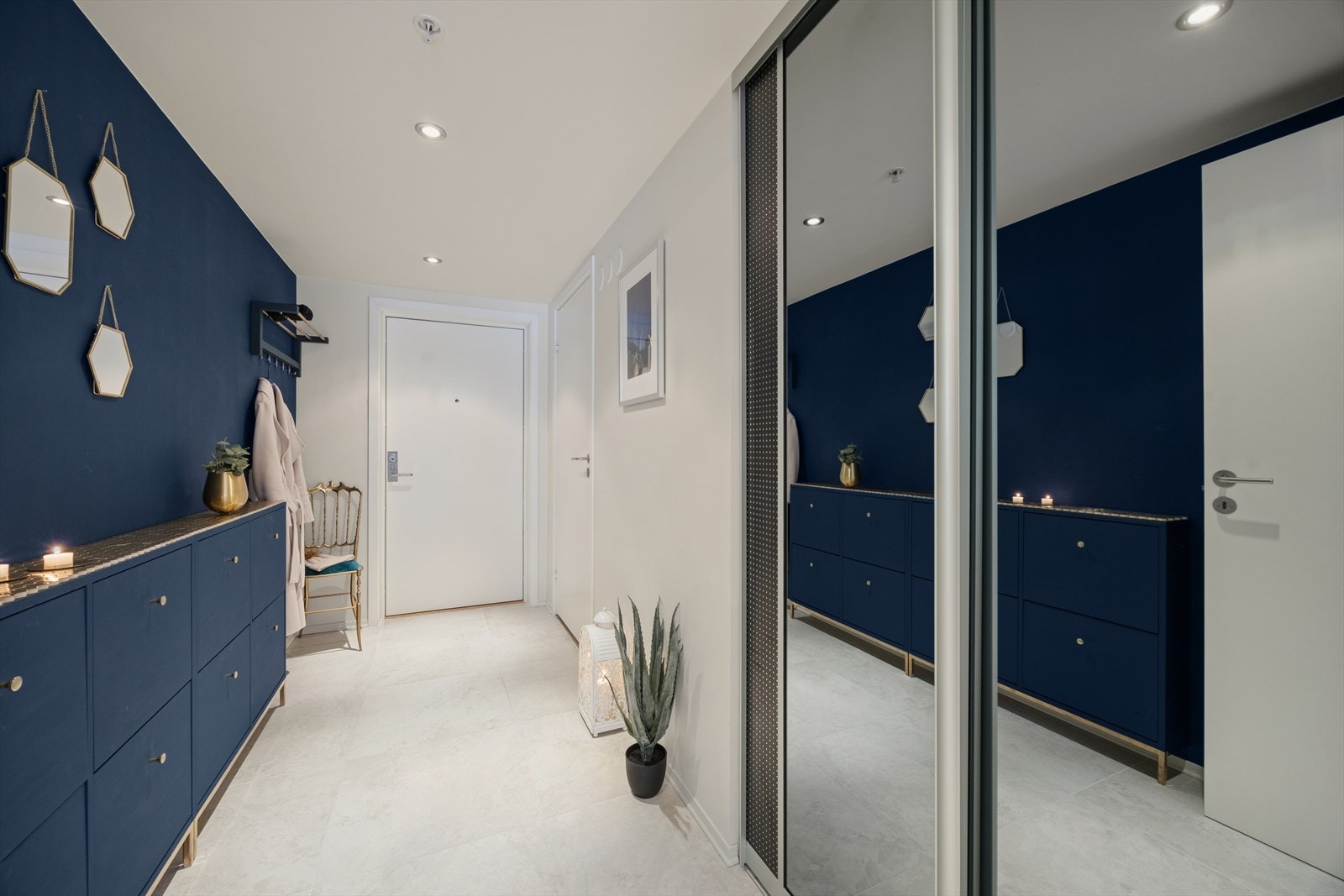 Entré er av god størrelse med plass til yttertøy og sko. Gulvet har delikate fliser, samt varmekabler i gulvet, som er praktisk for vått fottøy. Det er også en skyvedørsgarderobe for god oppbevaring Galleribilde