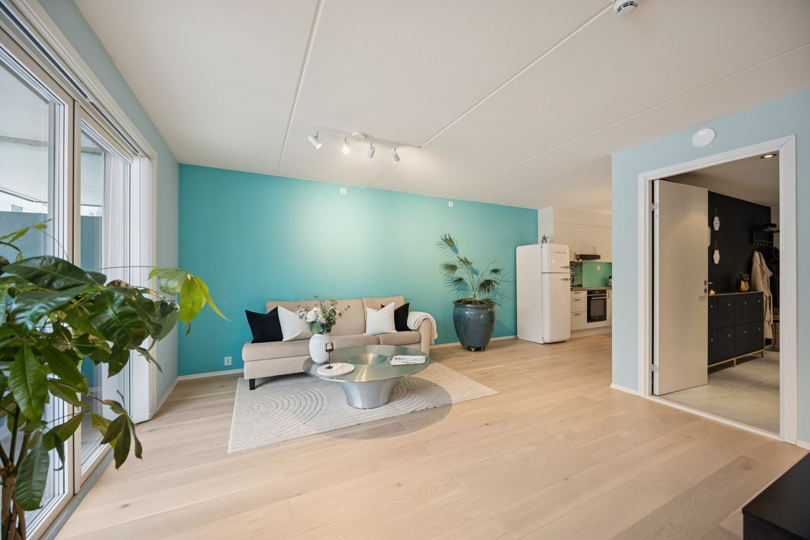 Det er gjennomgående 1-stavs eikeparkett i leiligheten som gir et godt inntrykk Galleribilde