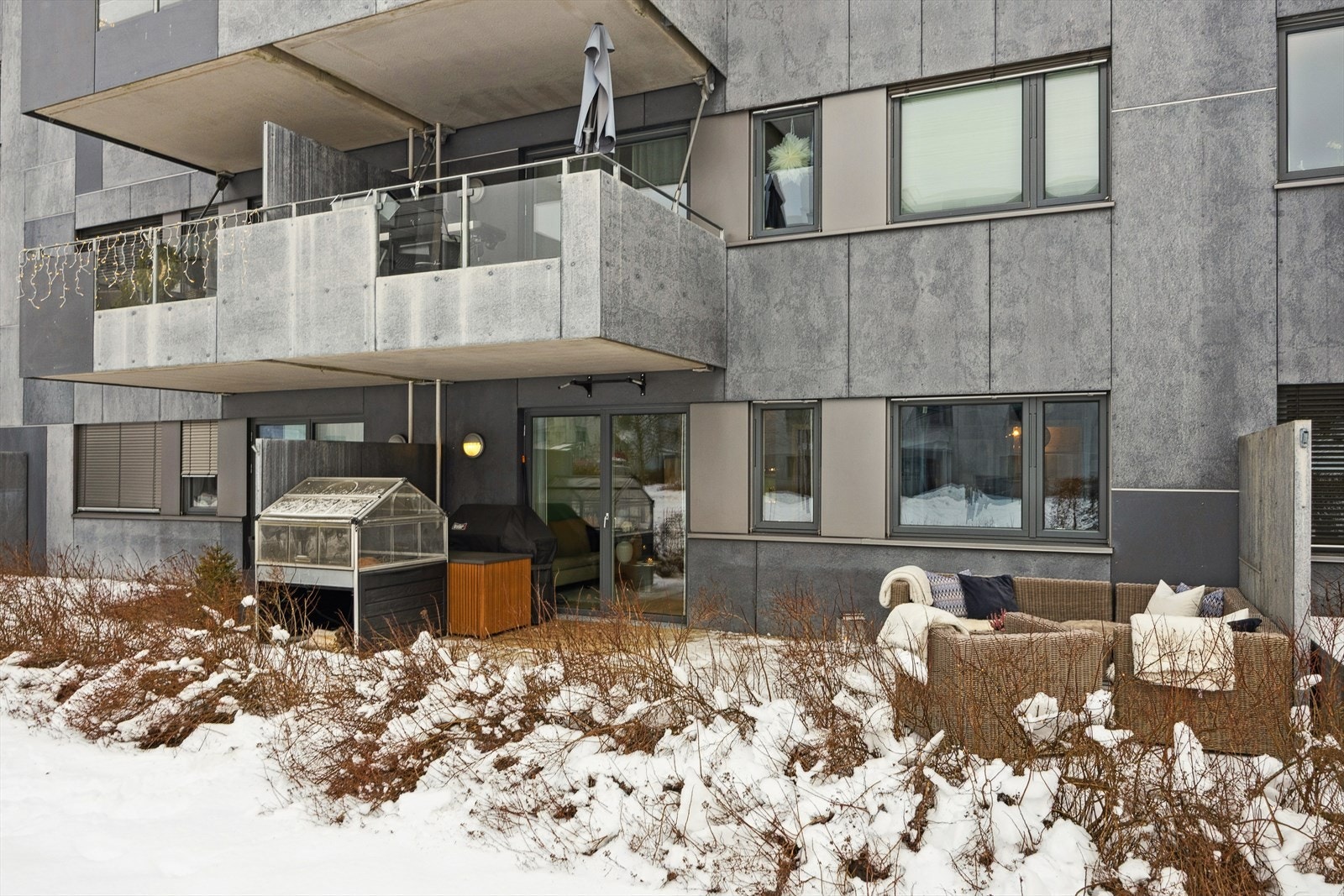 Meget fin terrasse på ca. 23 kvm med adkomst fra stue via dobbelfløyet terrassedør Galleribilde