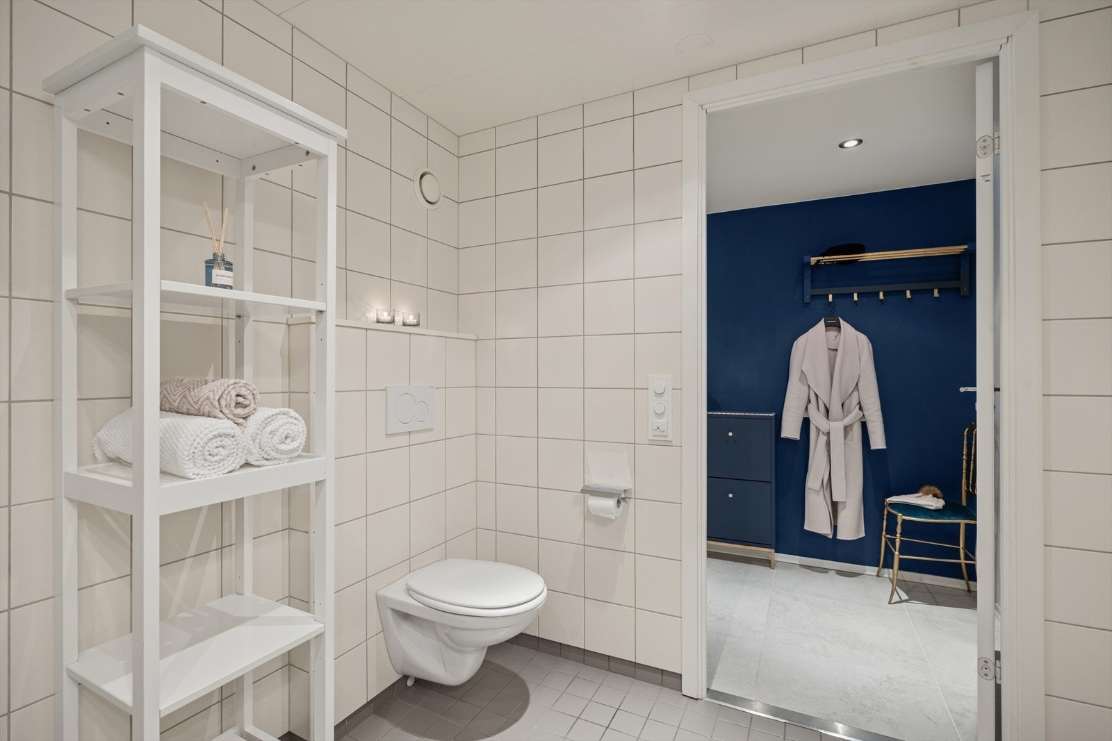 Det er varmekabler i gulvet, og det er også god plass til supplerende innredning på badet Galleribilde