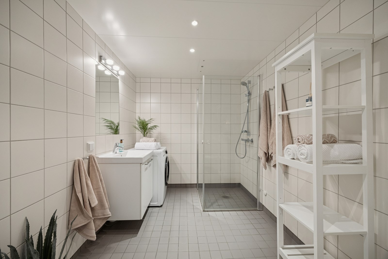 Badet er av god størrelse med flislagte overflater Galleribilde