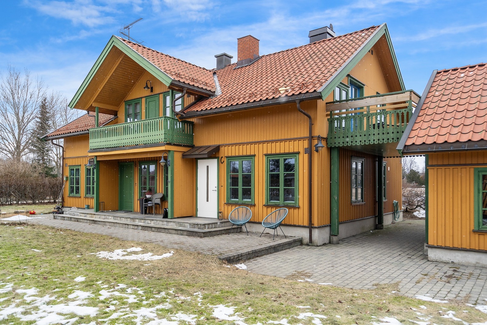 Leiligheten disponerer en del av hagen Galleribilde