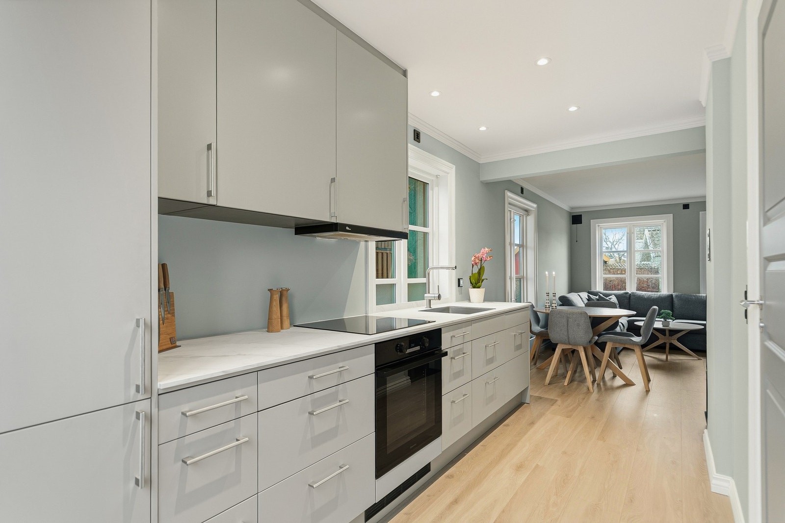 Integrerte hvitevarer som stekeovn og platetopp, oppvaskmaskin og kjøl/frys Galleribilde