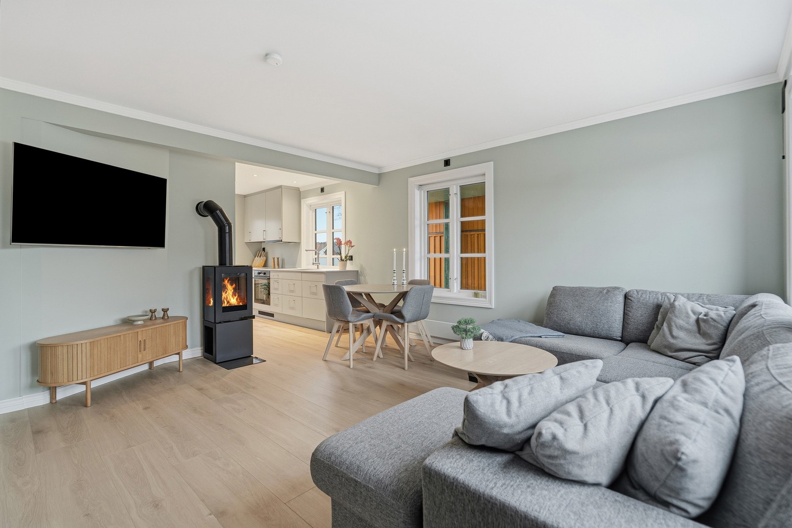 Her er det god plass til sofaløsning med tilhørende møblement Galleribilde