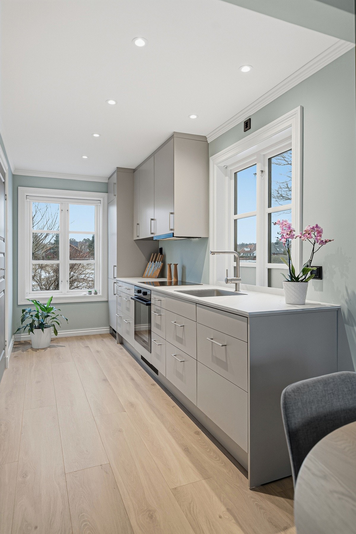 Kjøkkenet har godt med skap- og benkeplass Galleribilde