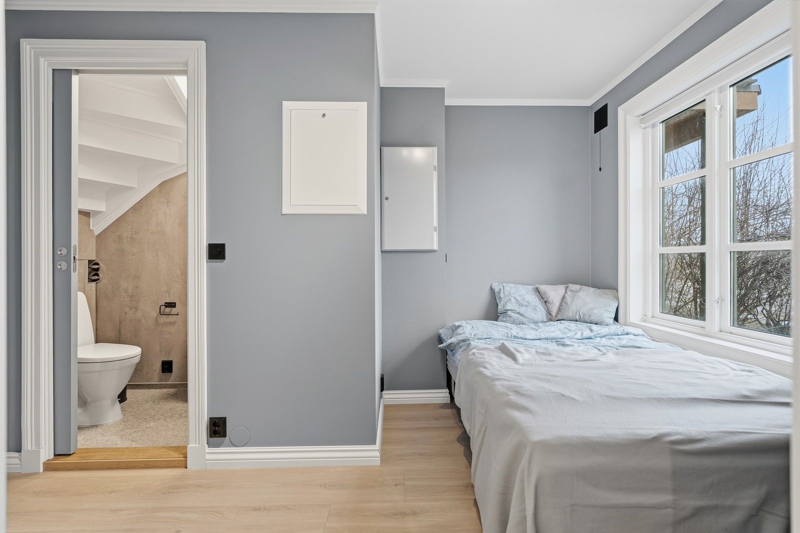 I tilknytning til soverommet er det anlagt et lite bad under trappen Galleribilde