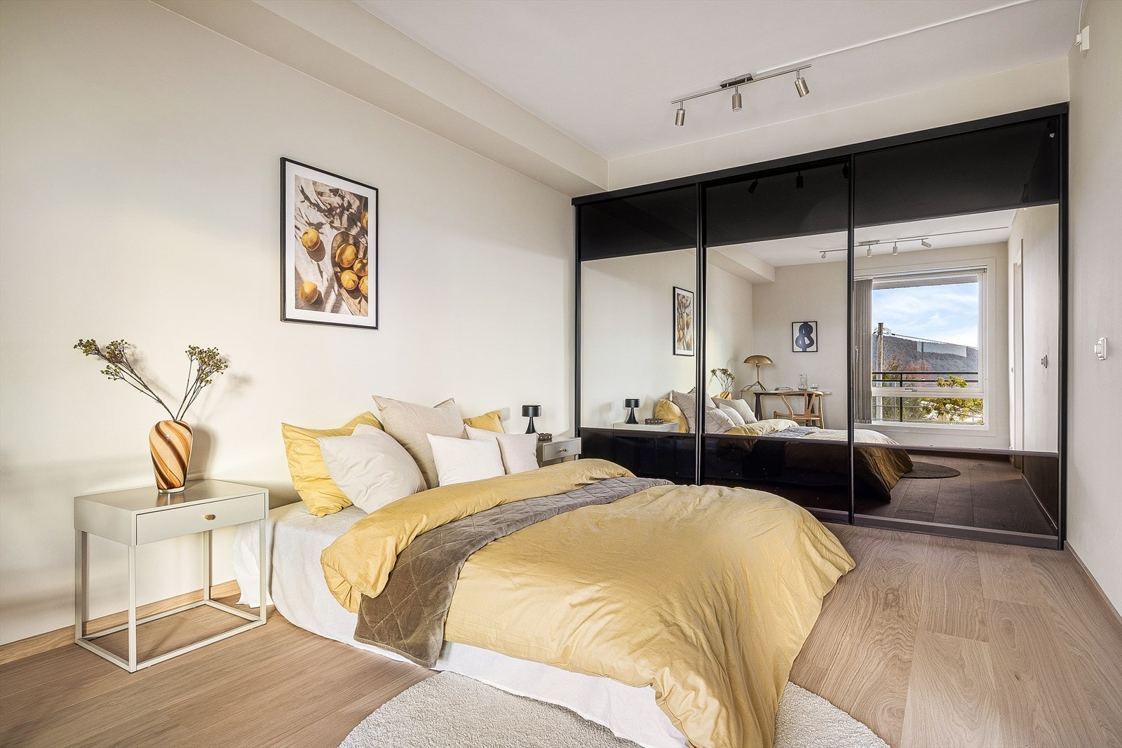 Romslig soverom med god lagrinsplass. Galleribilde