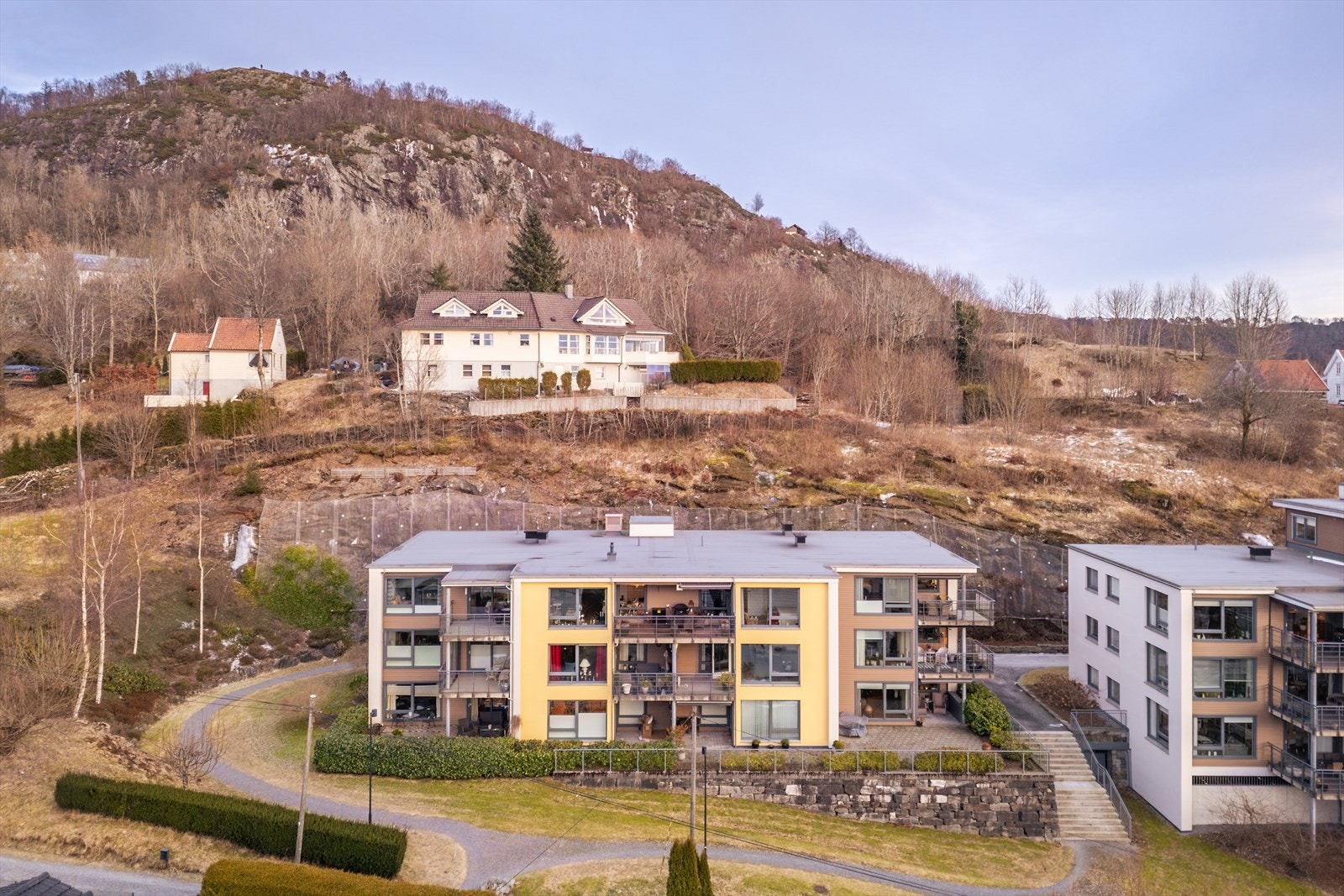 Leiligheten ligger fint til i enden av sameiet. Galleribilde