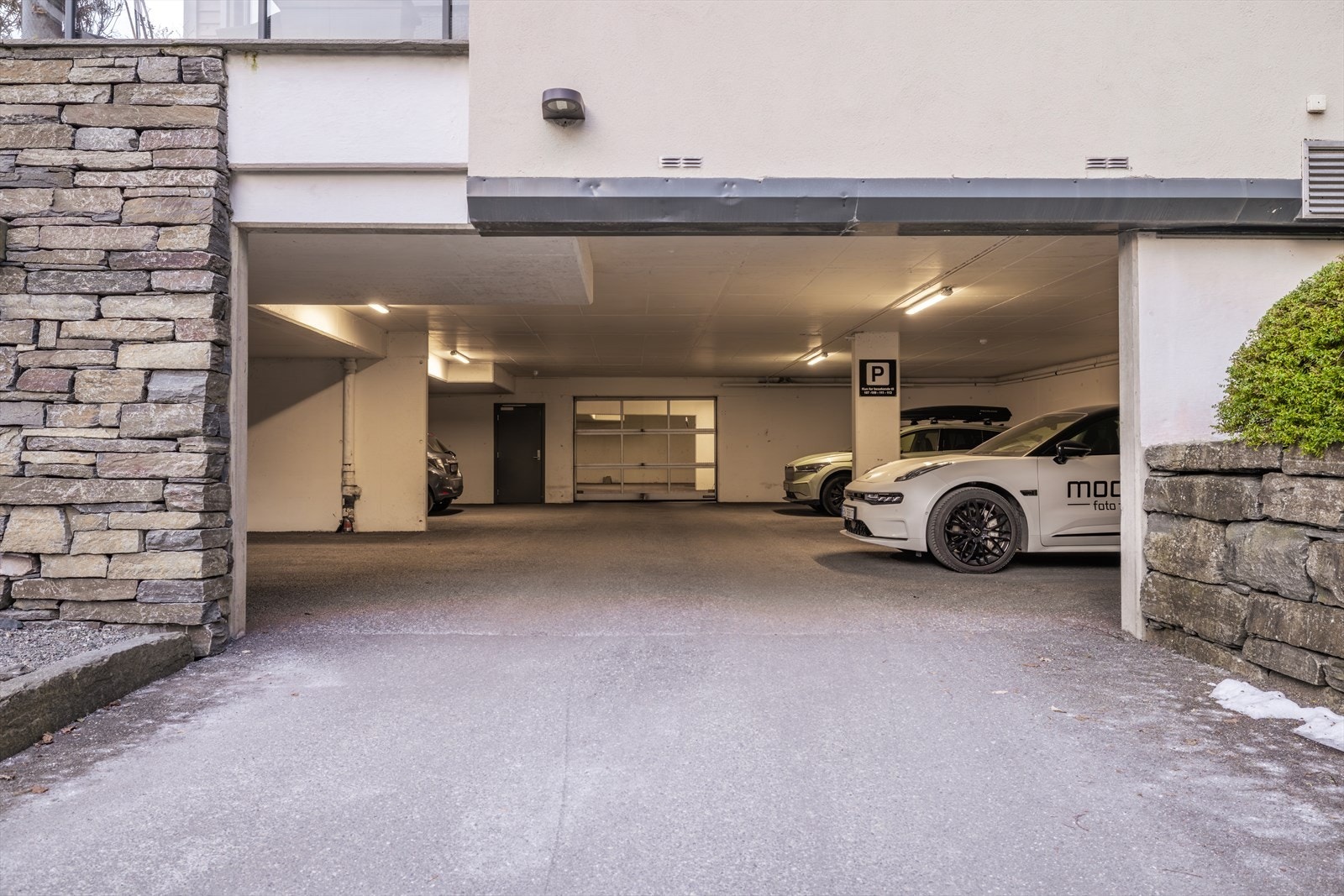 Garasje under bygget med fast plass og gode gjesteparkeringsmuligheter. Galleribilde