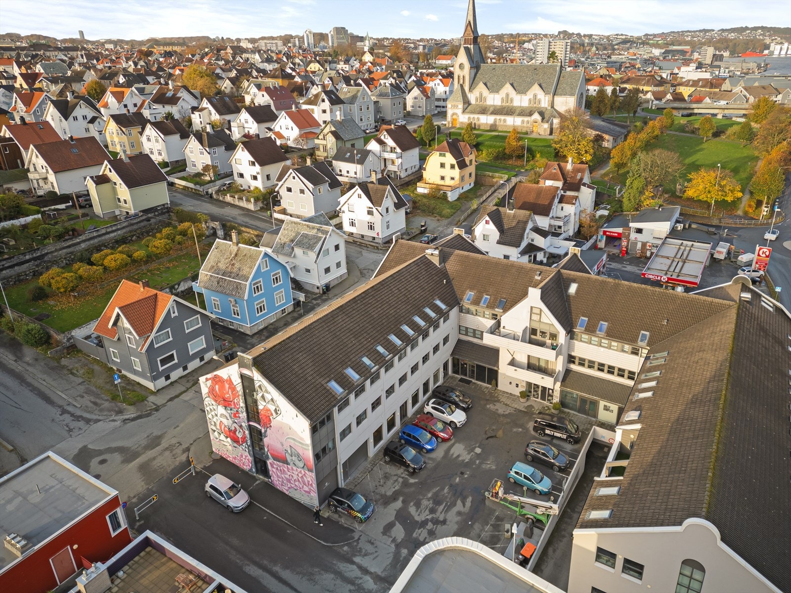 Det er mulighet med parkering utenfor bygget for beboere etter nærmere avtale, samt det er mulighet for å leie parkeringsplass i lukket anlegg Galleribilde