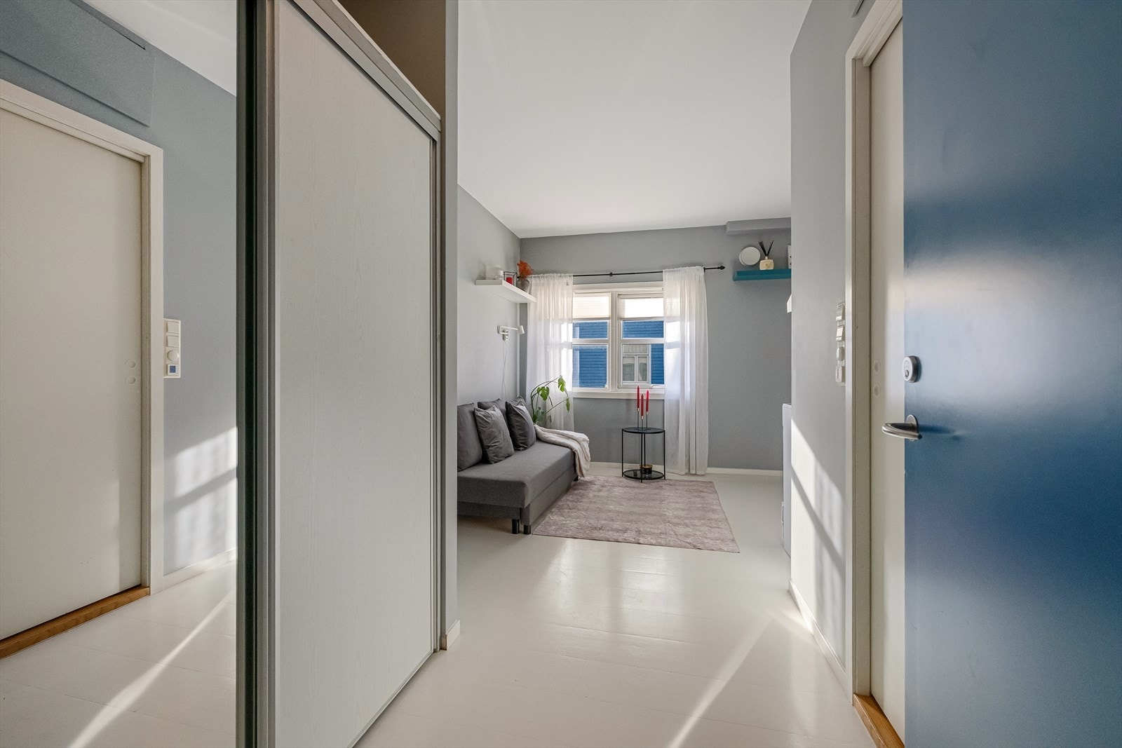 Leiligheten ligger i 2 et. og er areal effektiv, lys og innbydende - her kan du flytte rett inn! Galleribilde