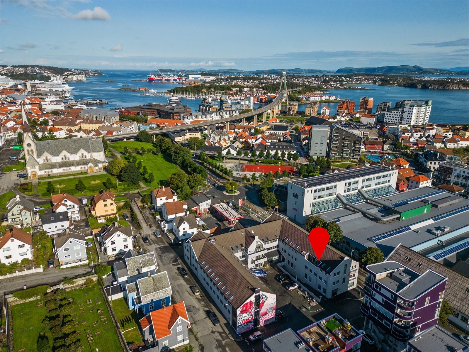 Beboerne i Haugesundsgata 7 har tilgang og bruksrett til felles balkong og stort felles rom med egen balkong. Se rød pil ift. beliggenhet av fellesrommet Galleribilde
