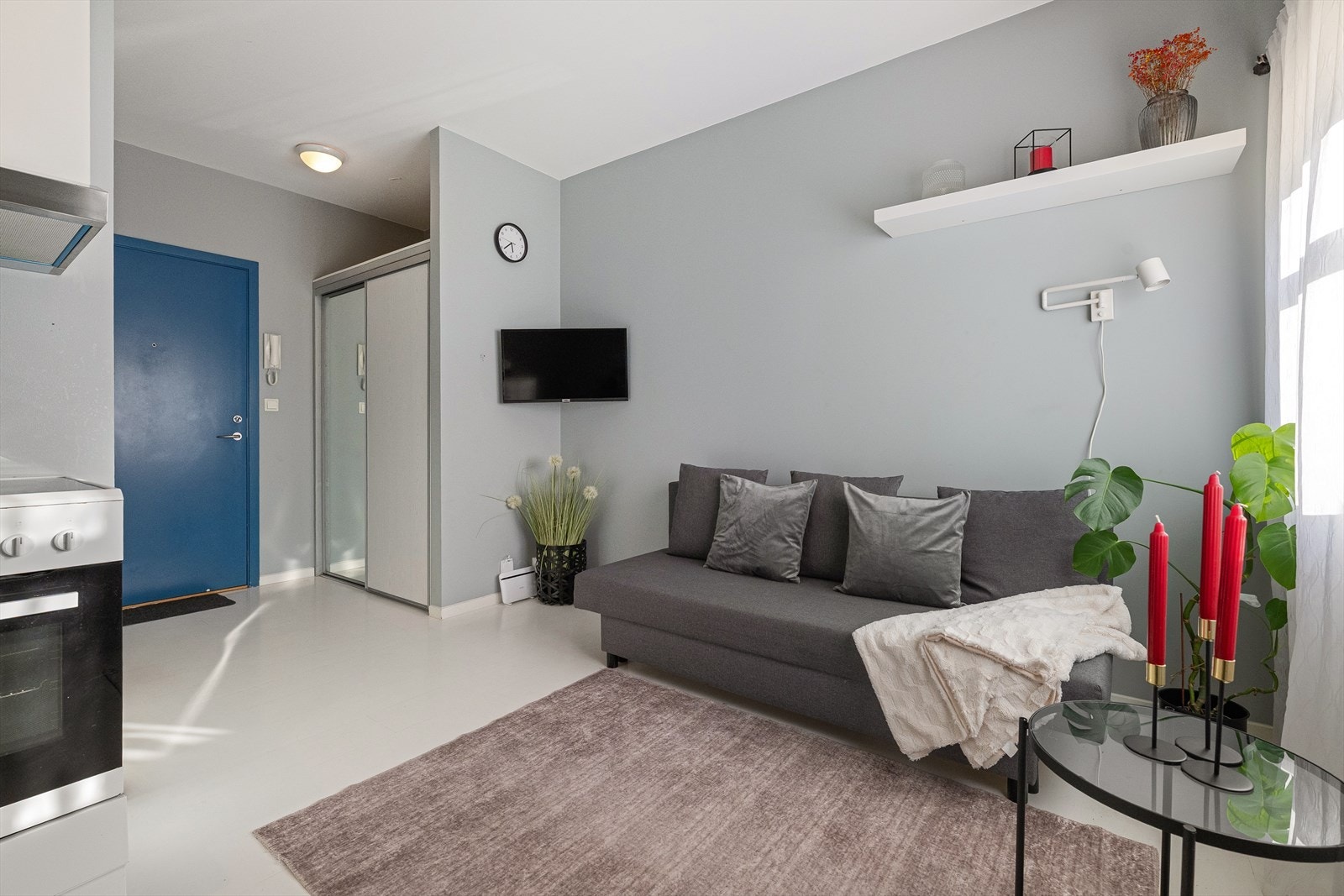 Leiligheten har romlig bodskap/garderobe, sovealkove, koselig kjøkken med spisesplass og romslig baderom Galleribilde