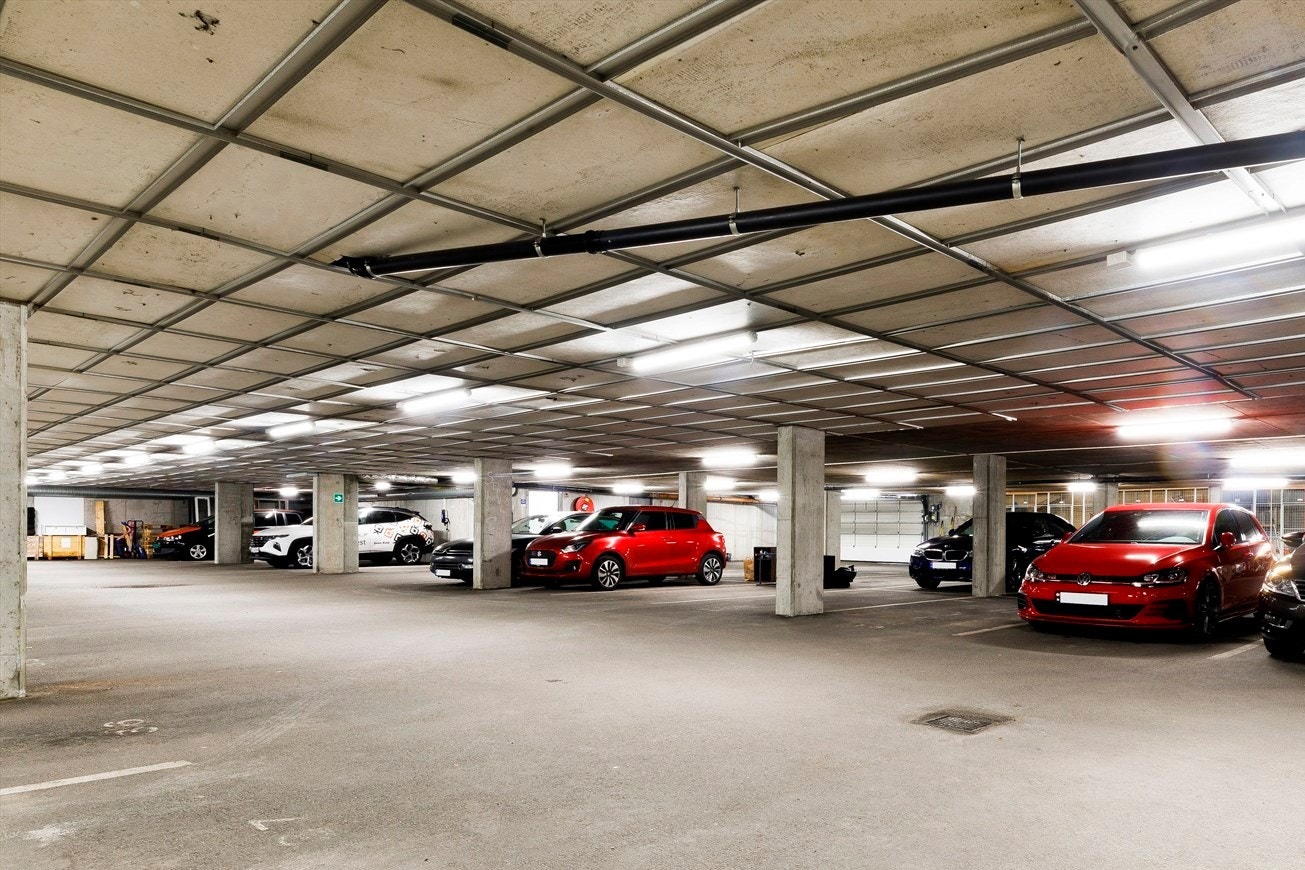 Det er mulig å leie parkeringsplass i lukket anlegg for en god pris Galleribilde
