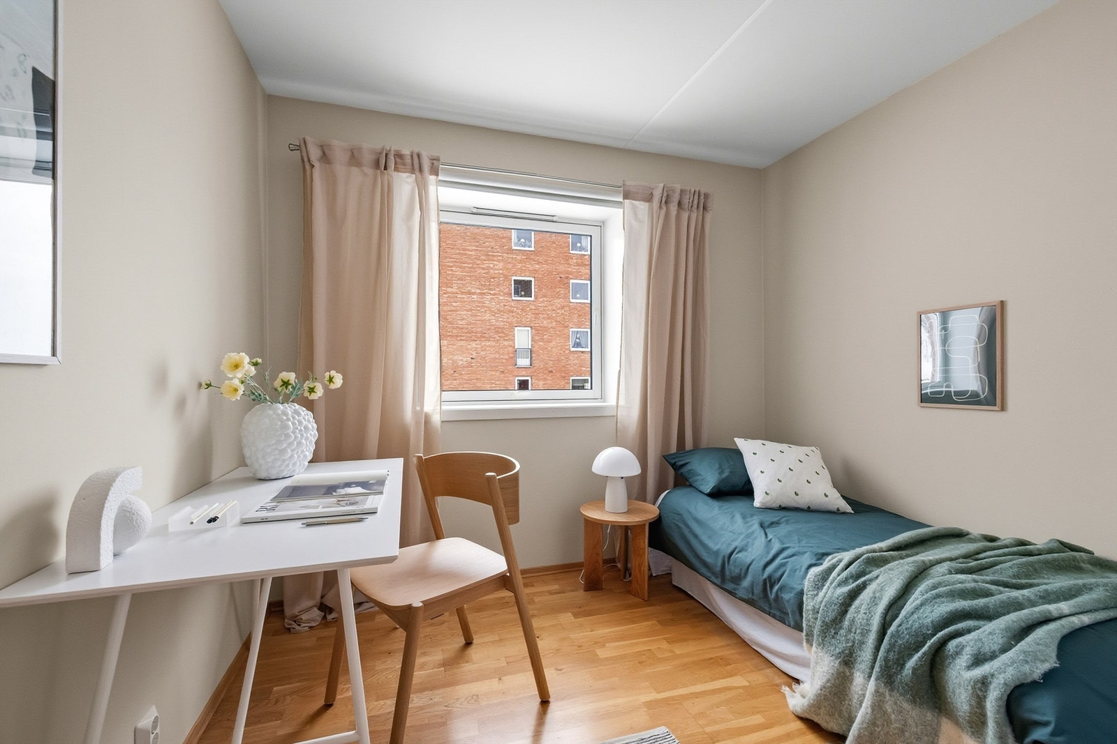 Her er det garderobeskap og god plass til seng og skrivepult. Galleribilde