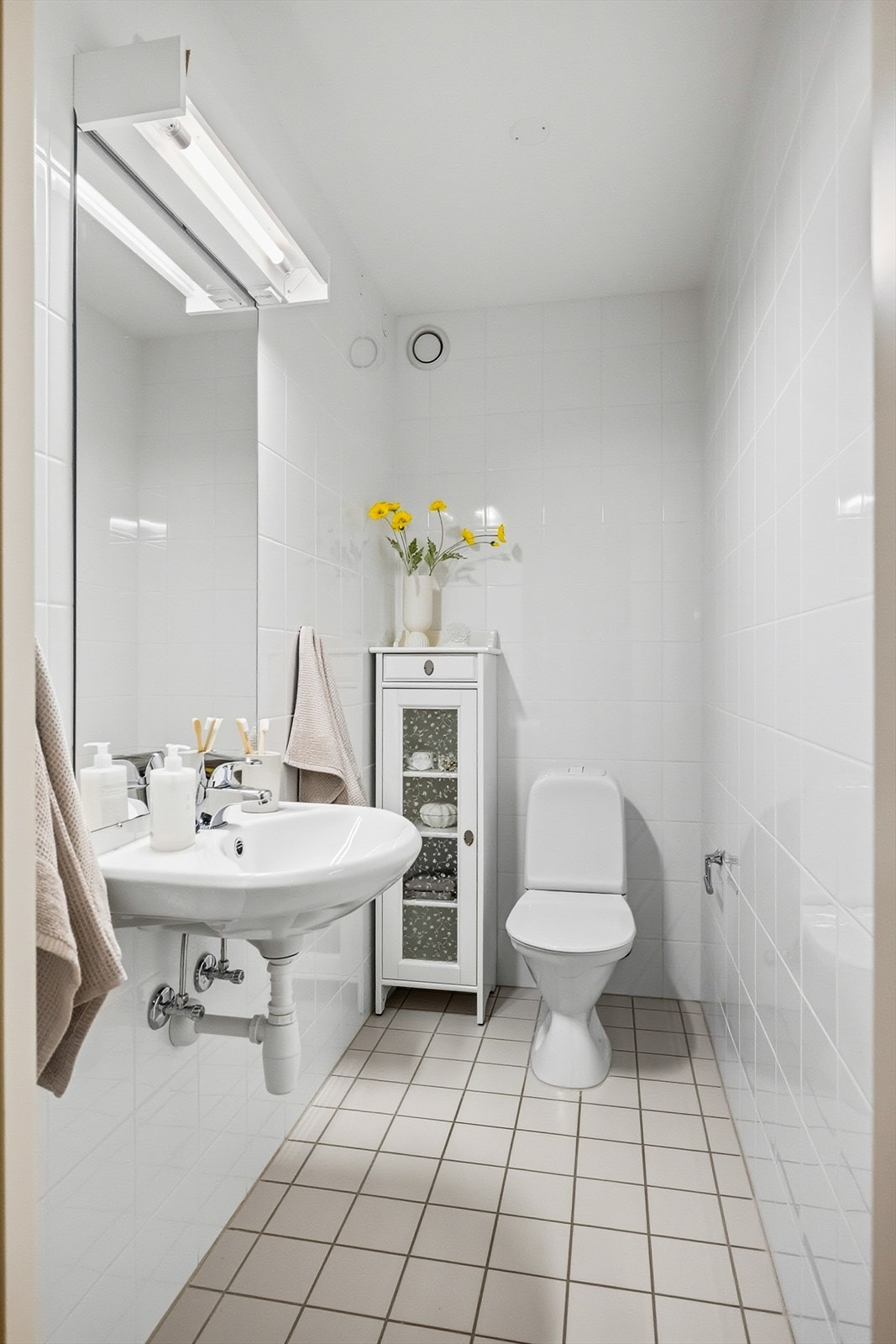 I tillegg finnes et separat toalettrom med frittstående toalett og servant. Galleribilde