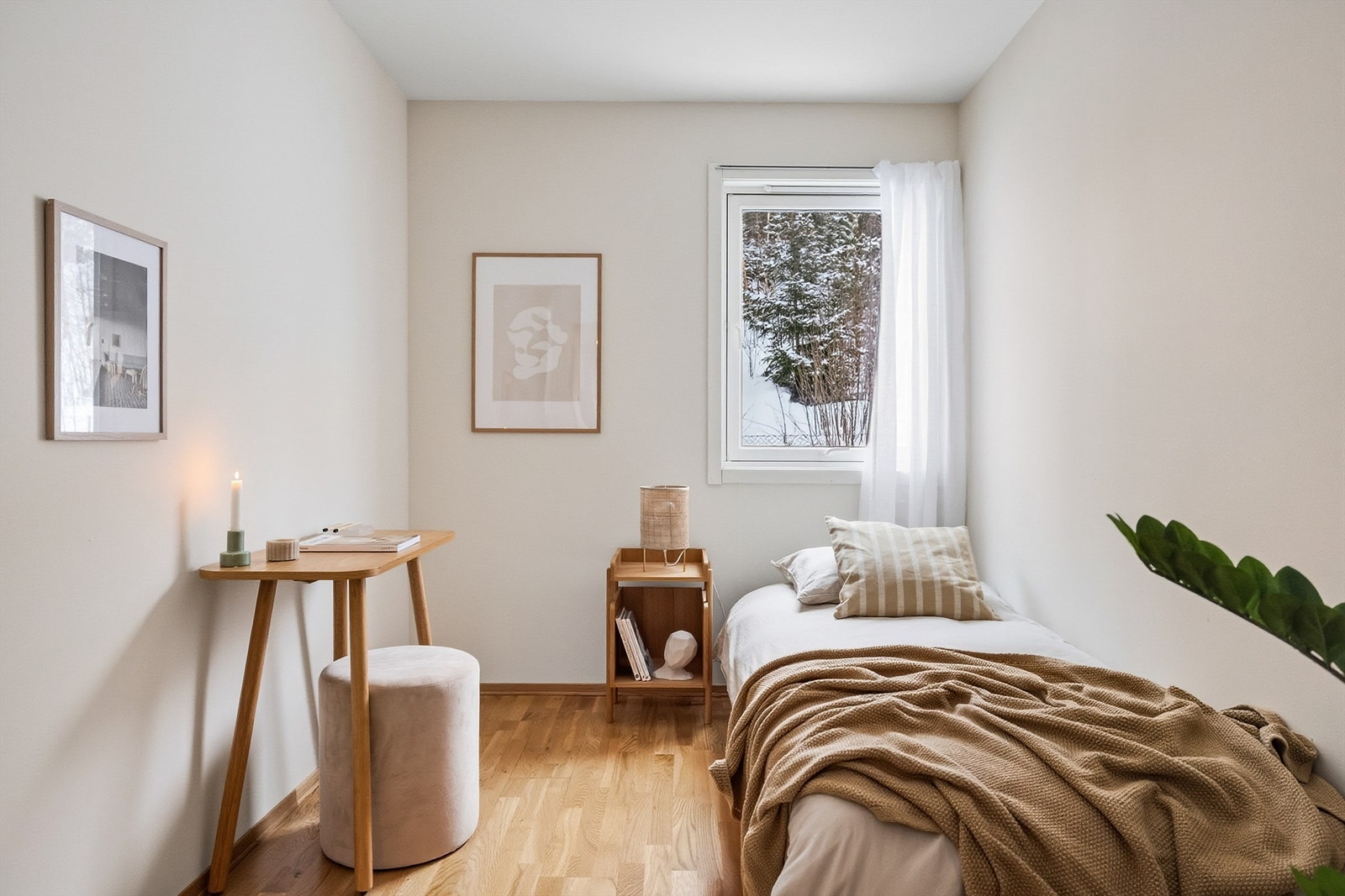 Rommet omtales som bod i de byggemeldte tegningene. Rommet er av god størrelse og kan fint fungere som et gjesterom/kontor/hobbyrom/garderoberom m.m. Galleribilde