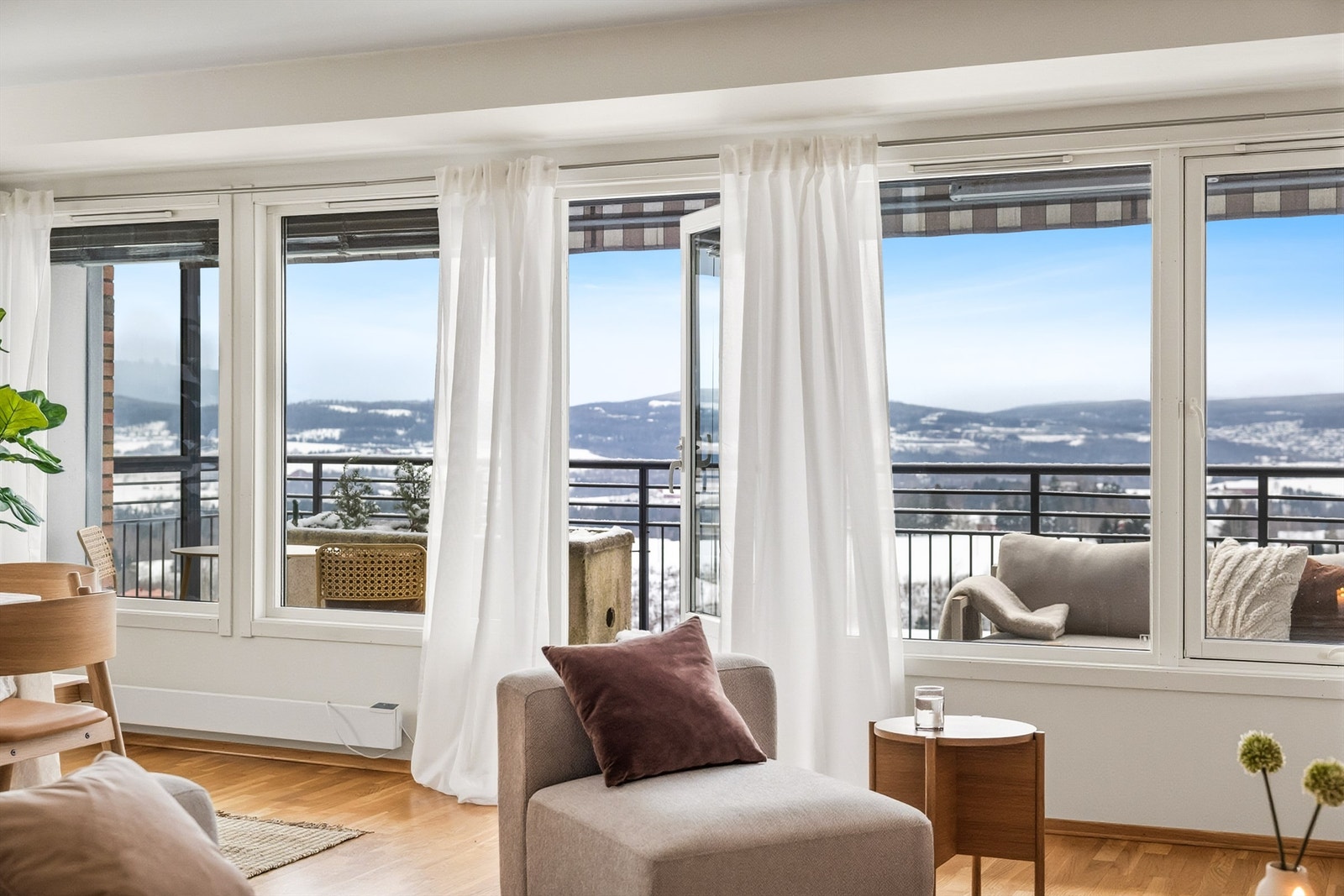 Solskjerming med utvendige persienner. Galleribilde