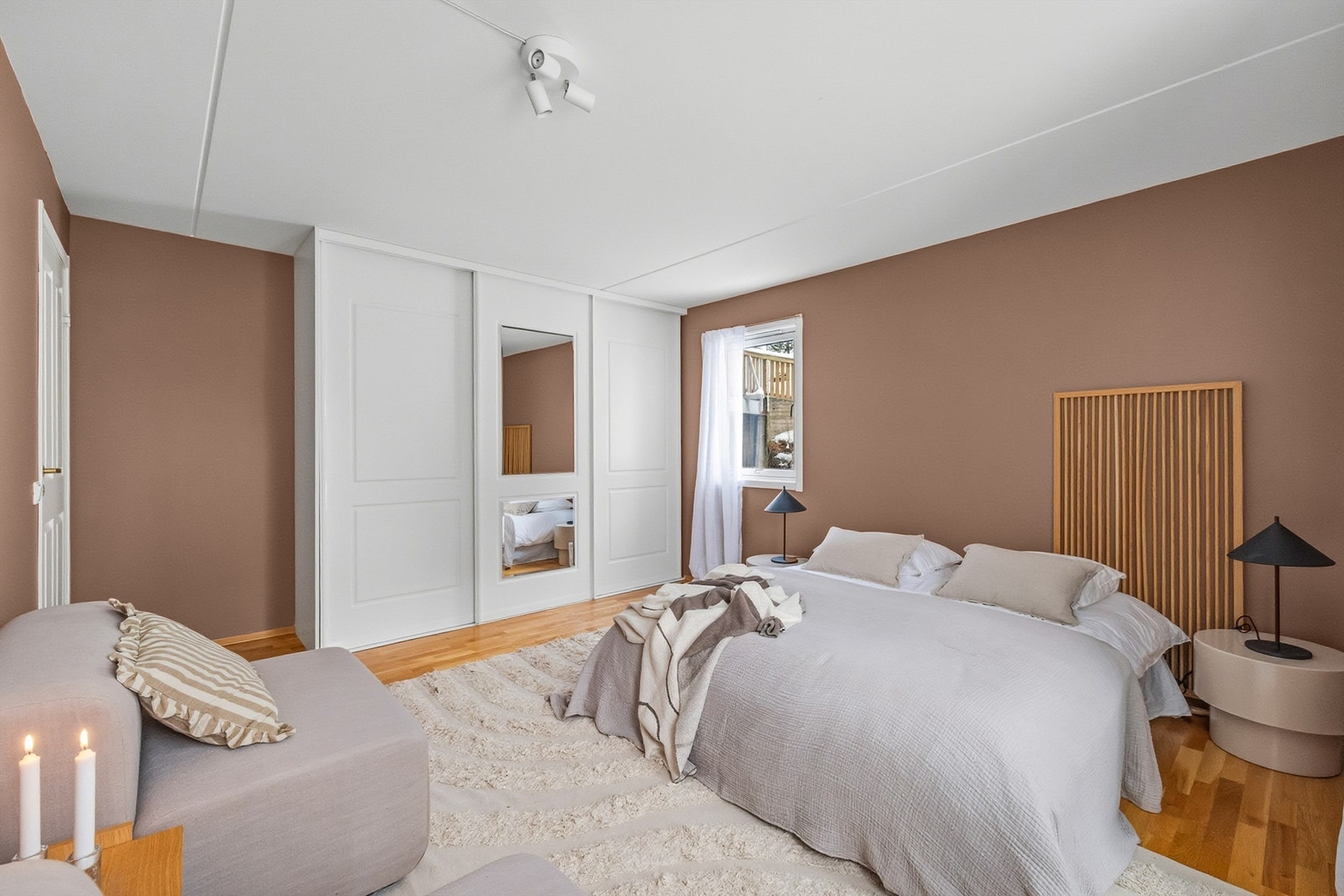 Rommet har praktisk skyvedørsgarderobe... Galleribilde