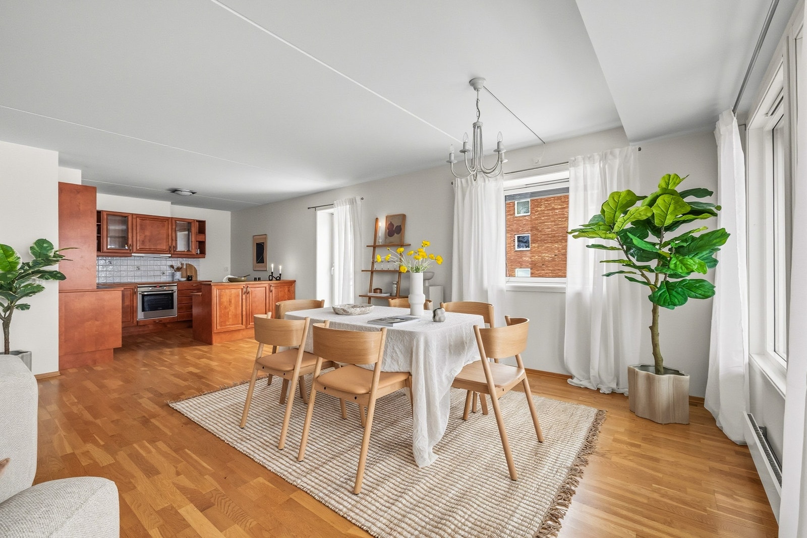 Den åpne løsningen gir en god romfølelse og er perfekt for sosiale sammenkomster. Galleribilde