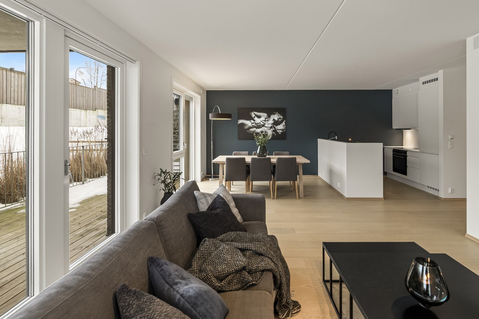 Leiligheten er lys og behagelig med dagslys fra 2 retninger og med vannbåren varme i gulv i stue/kjøkken, soverom og i gangen Galleribilde