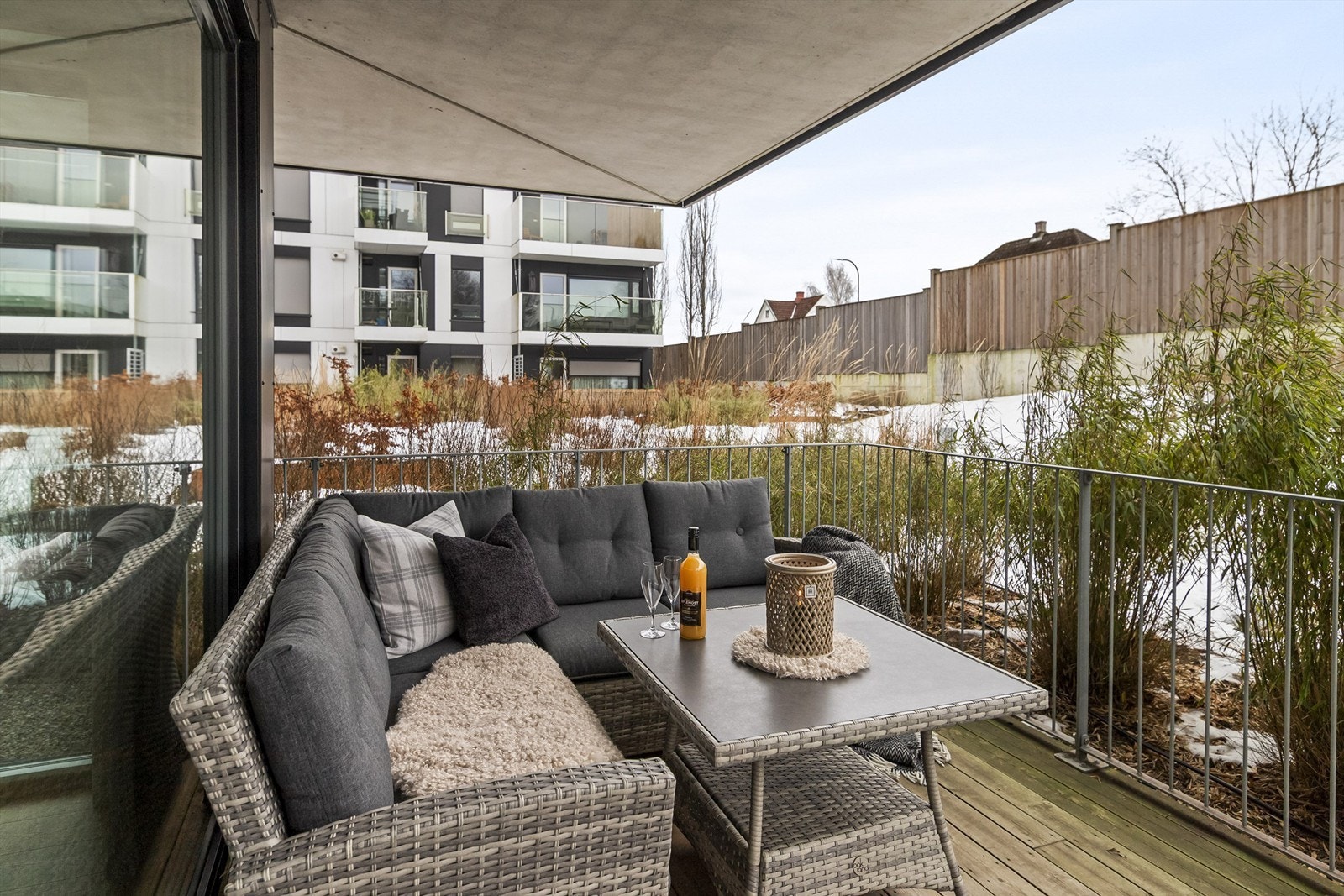 Leiligheten har en deilig uteplass på en delvis overbygget, vestvendt markterrasse på 18 kvm Galleribilde