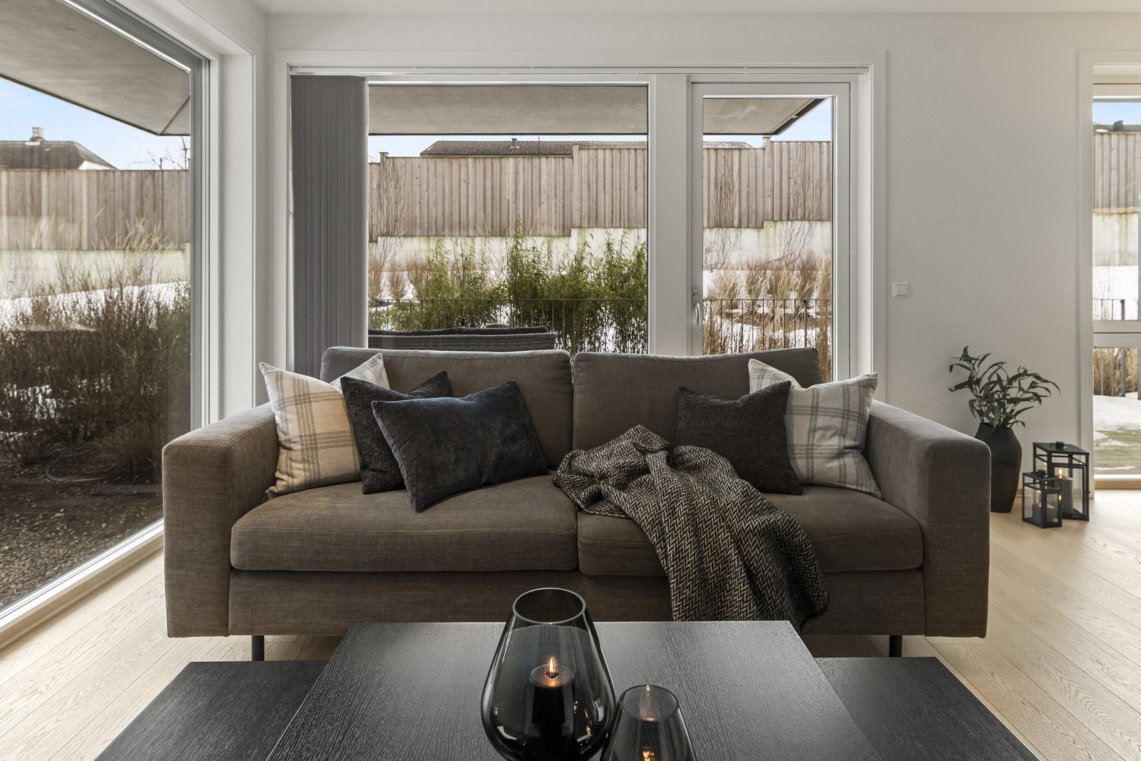 Usjenert med elektriske screens på soverom og to vinduer i stue/kjøkken Galleribilde