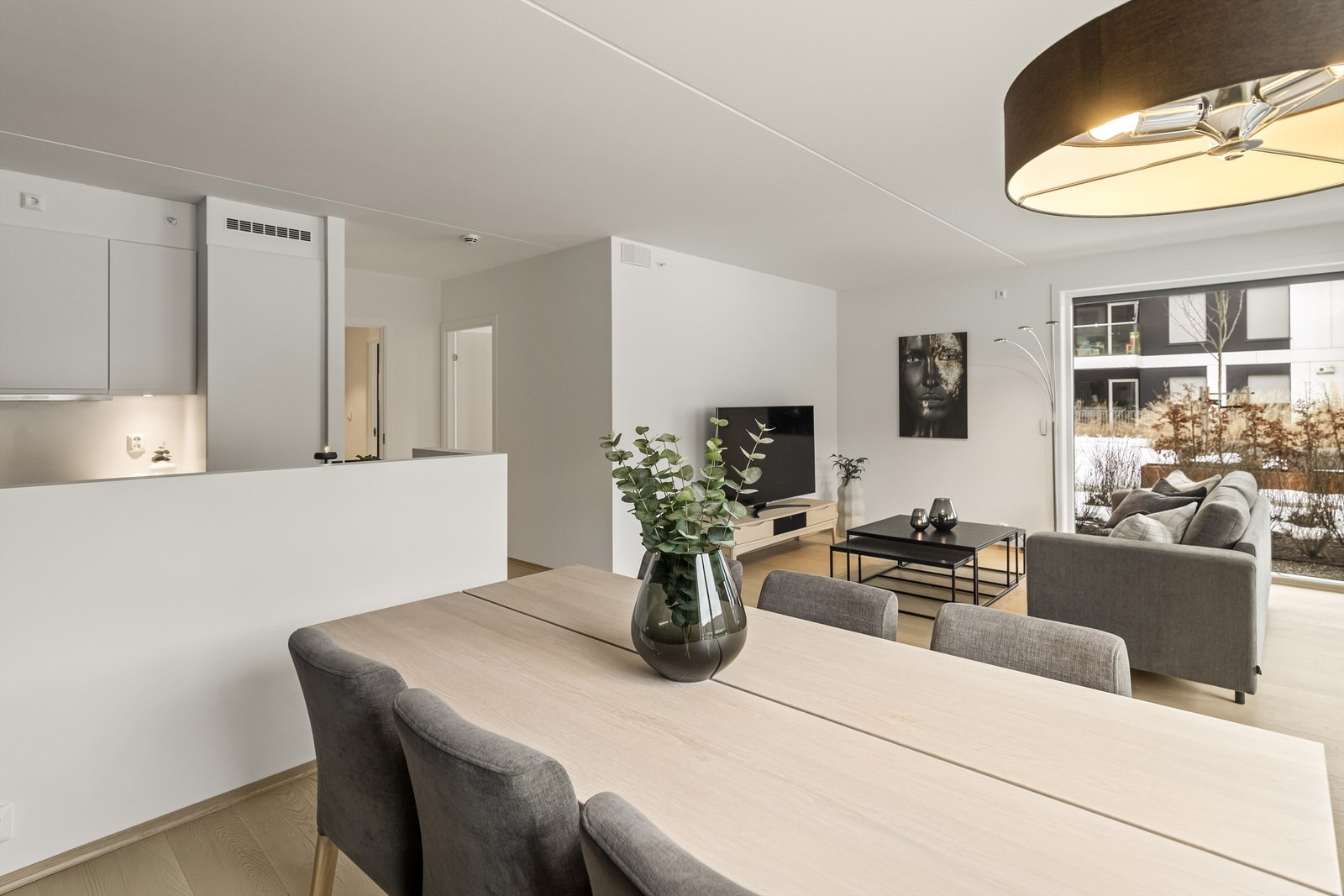 Allrommet har god plass til både spisestue og salong Galleribilde