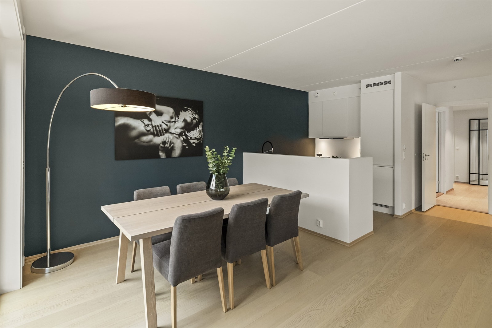 Det er en åpen stue/kjøkkenløsning, hvor kjøkkendelen ligger praktisk til i den ene vinkelen av det supre allrommet Galleribilde