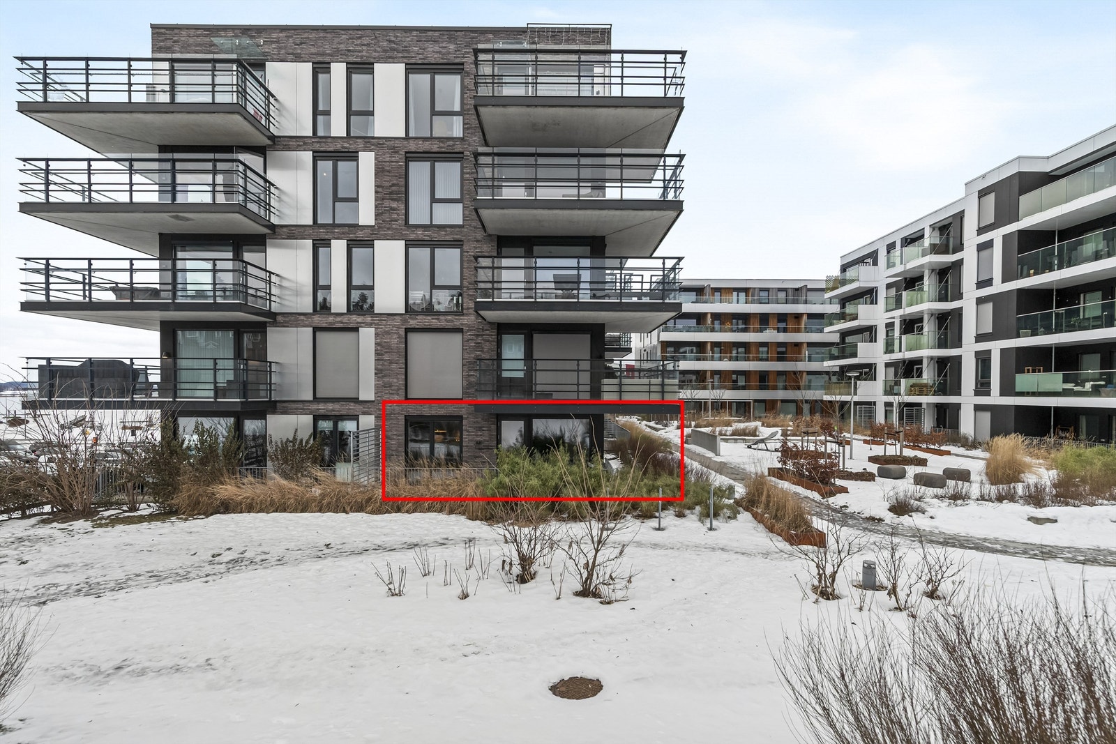 Velkommen til denne moderne og stilfulle eierleilighet i det populære Sameiet Dockside 5, beliggende på Kaldnes Brygge Galleribilde