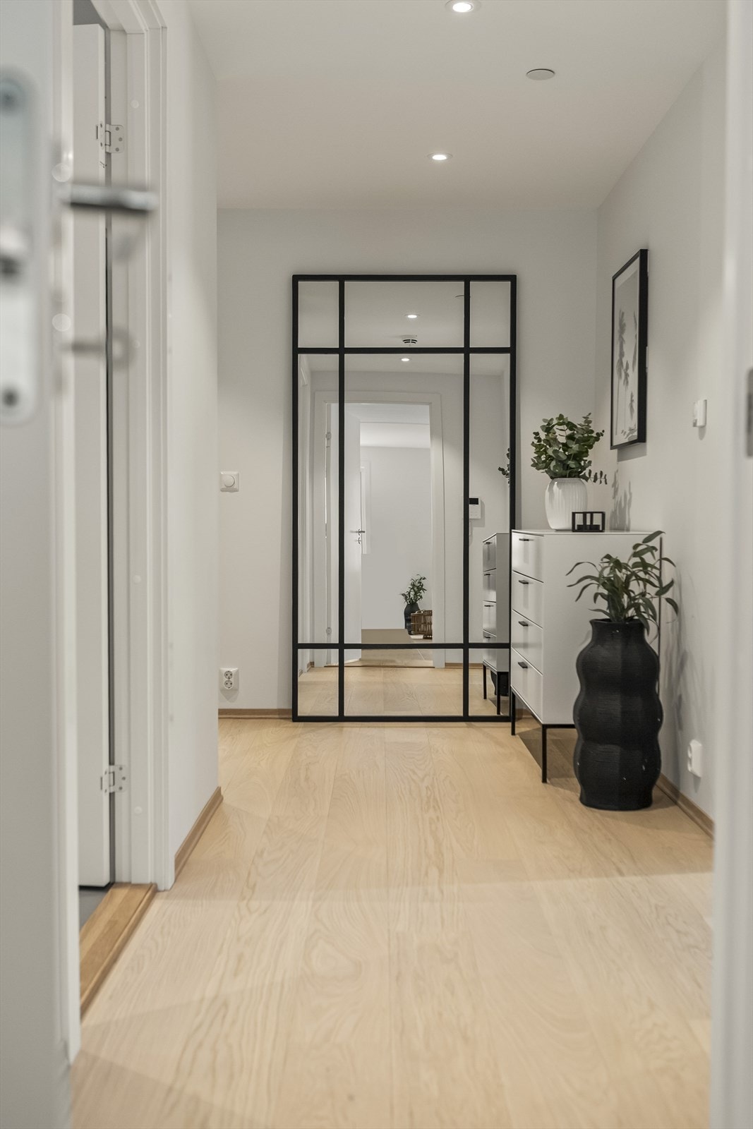 Gang med tilkomst stil badeværelset og hovedsoverommet Galleribilde