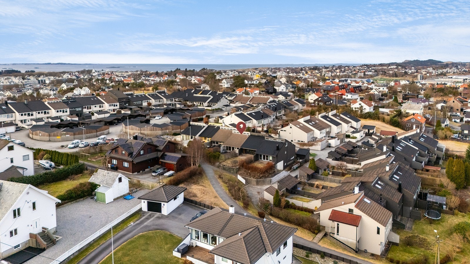 Her bor du i et svært trivelig nabolag uten gjennomgangstrafikk, noe som gir rolige og trygge omgivelser. Galleribilde