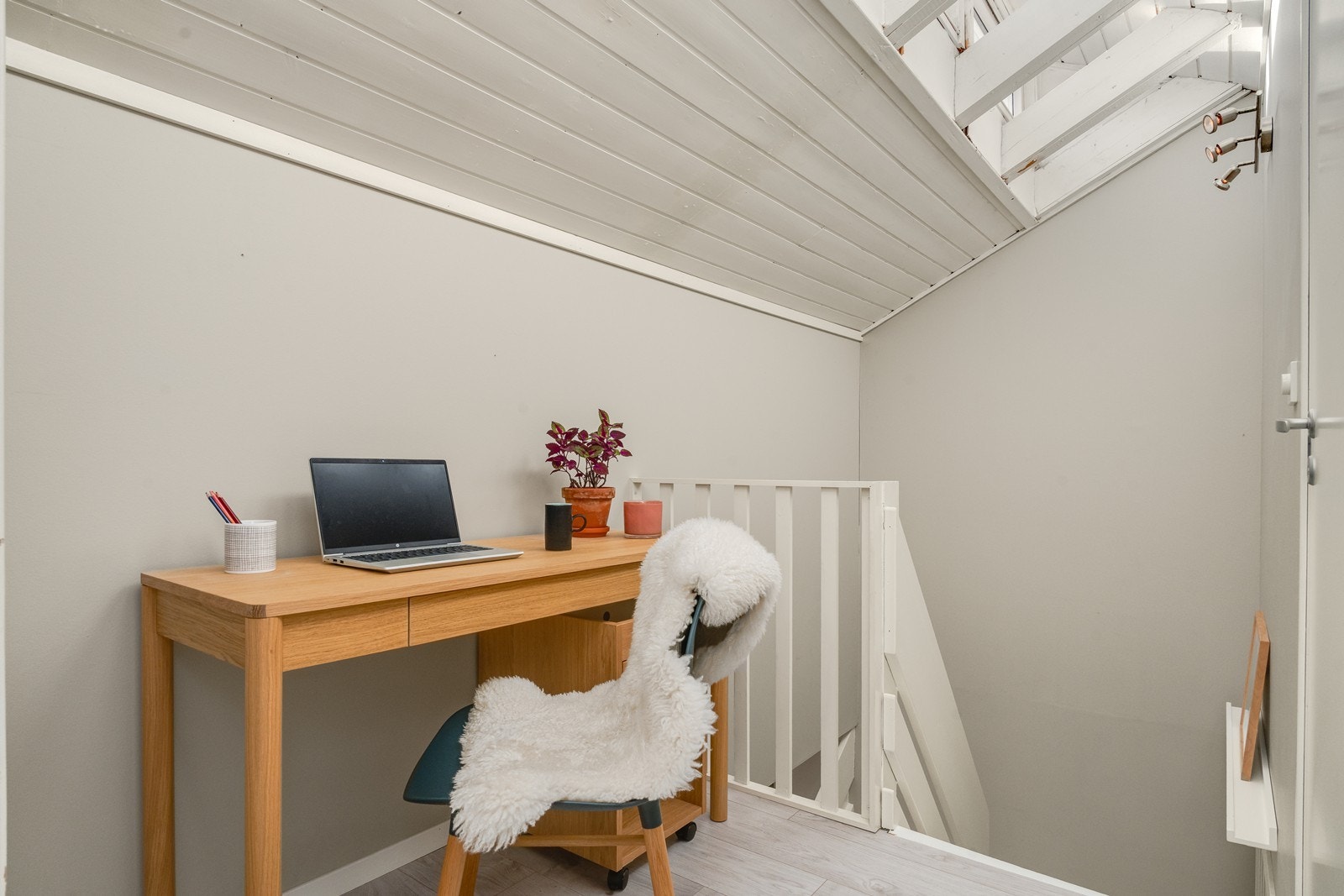 Loftsetasje innredet med kontorplass. Galleribilde