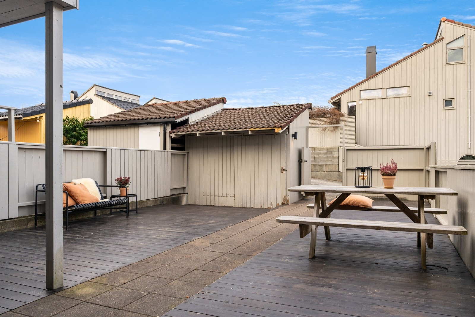 Her kan du skape ulike soner på en uteplass som er avskjermet fra naboer og forbipasserende. Galleribilde