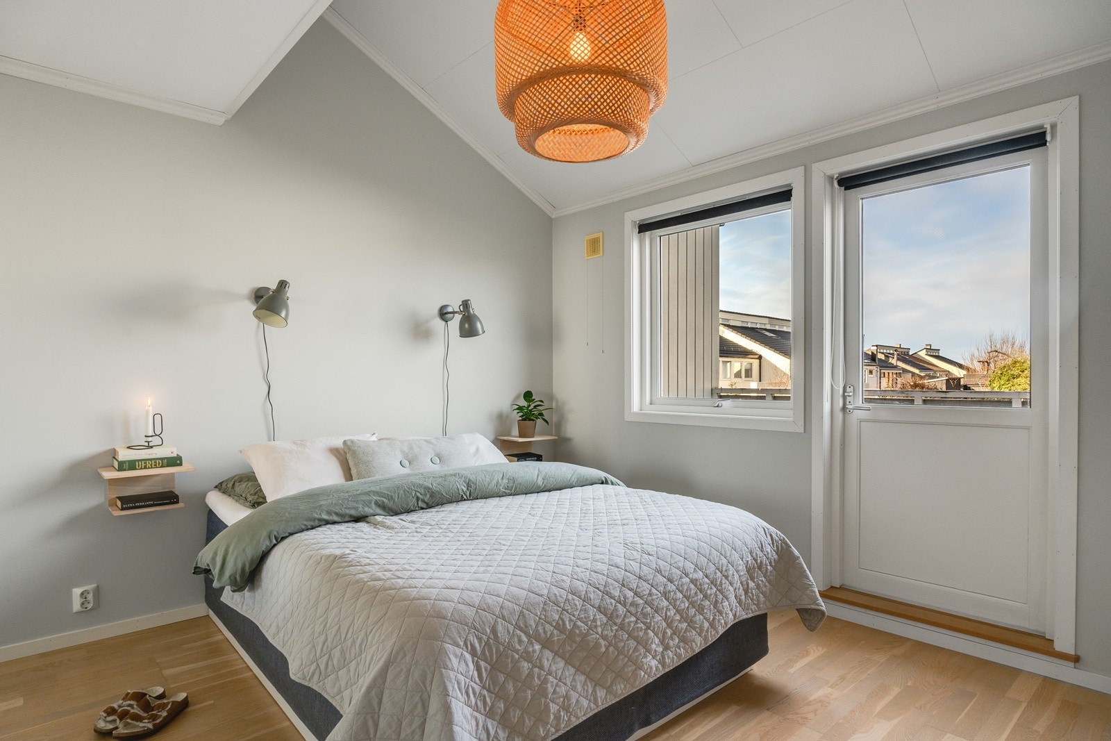 Lyst og luftig soverom med utgang til balkong. Galleribilde