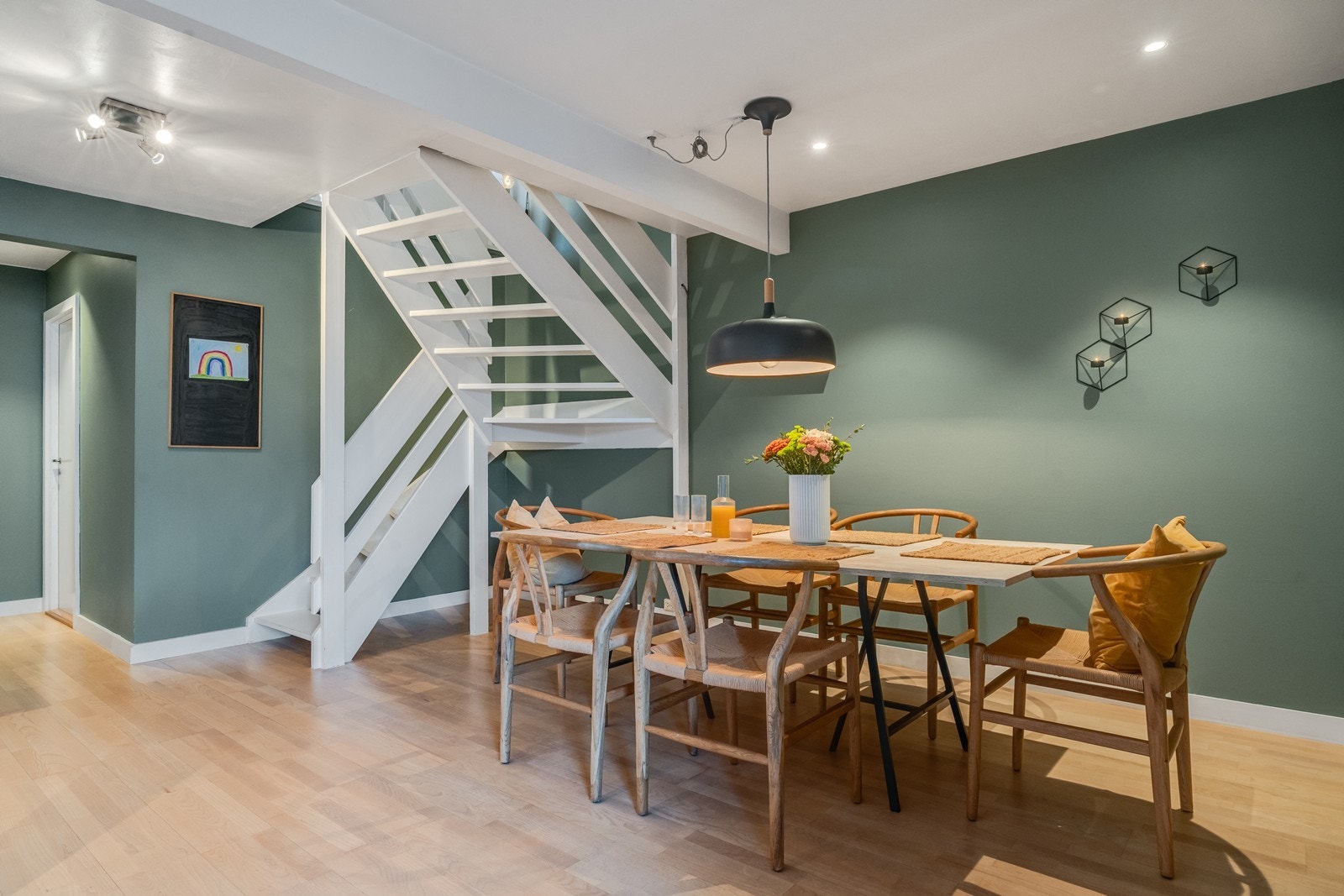 Romslig spisestue med god plass til stort bord og mange gjester. Galleribilde