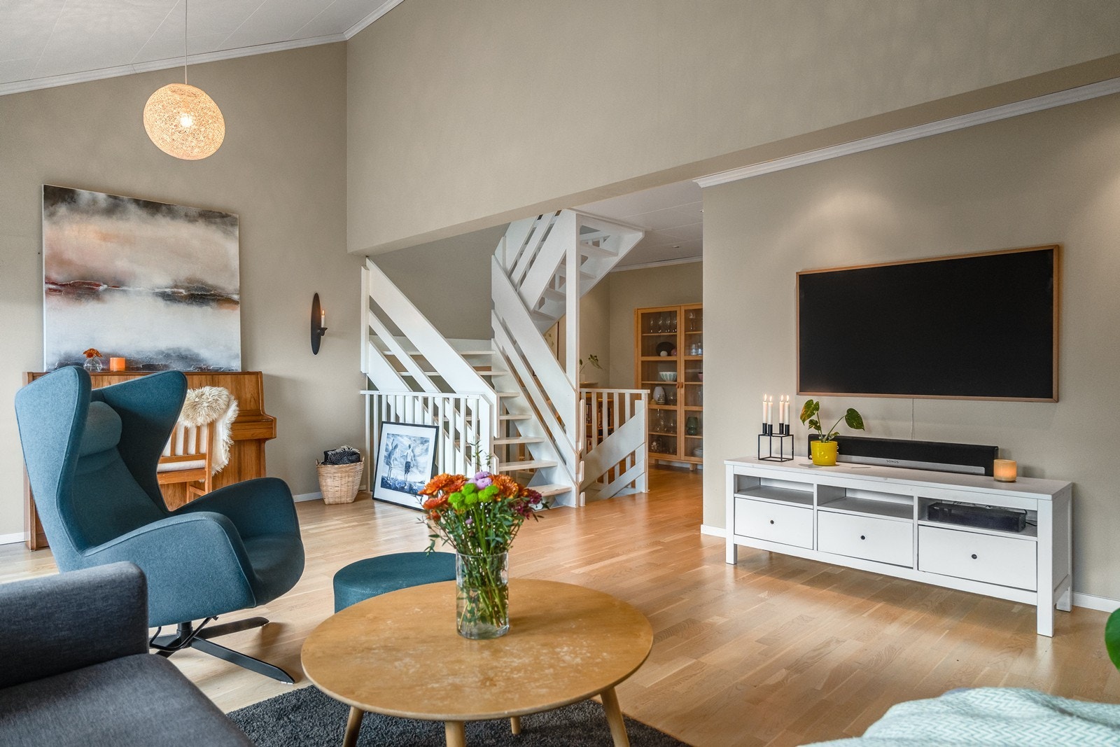 Trappen er plassert slik at den sømløst forbinder underetasjen og loftet med hovedetasjen. Galleribilde