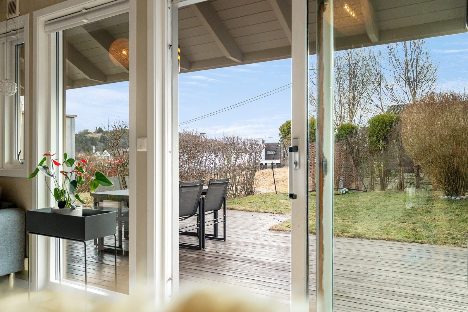 Fra stuen er det direkte utgang til terrasse og flott uteområde, som fungerer som en naturlig forlengelse av oppholdsrommet. Galleribilde