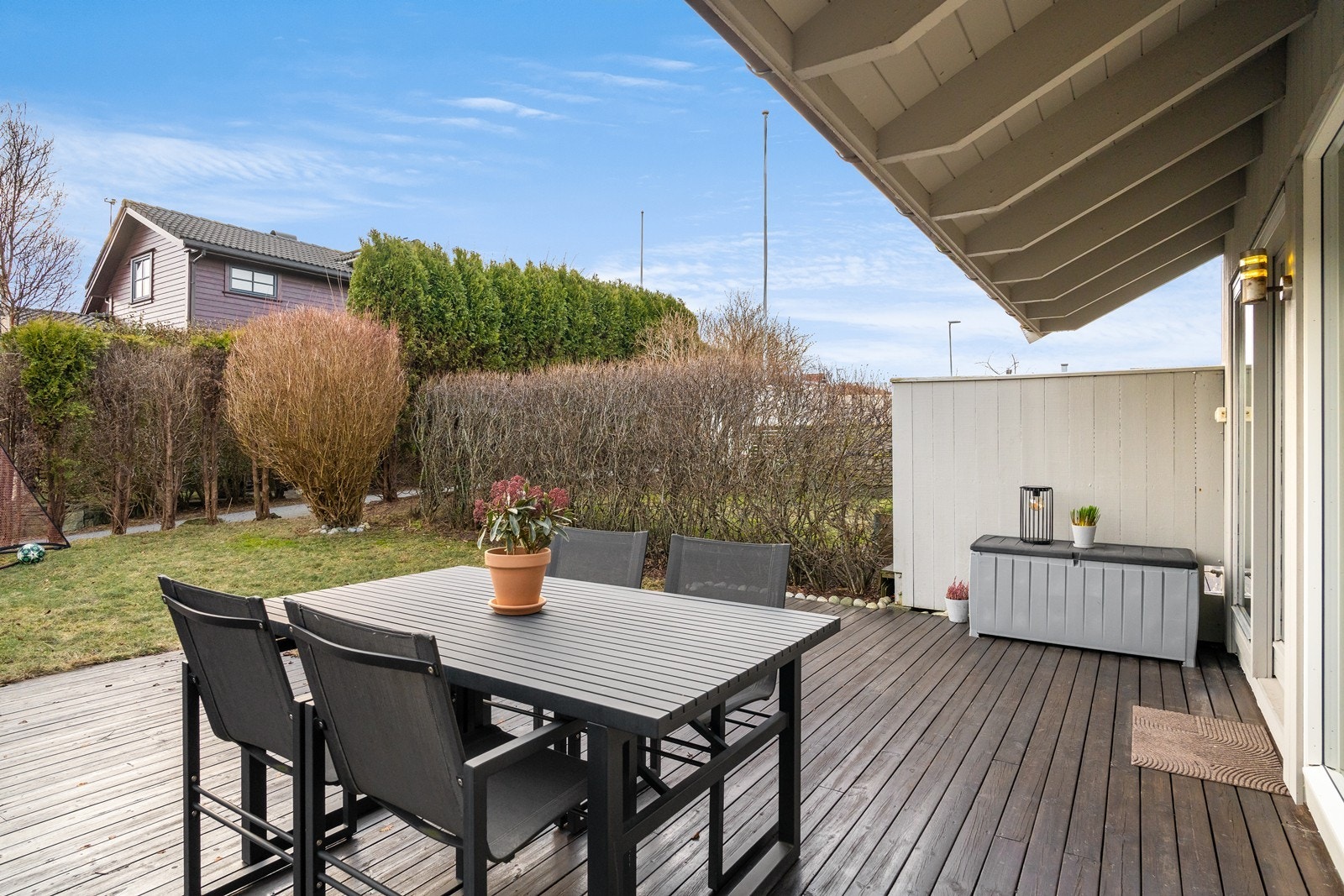 Romslig uteplass med plass til sittegruppe og ulik møblering. Galleribilde