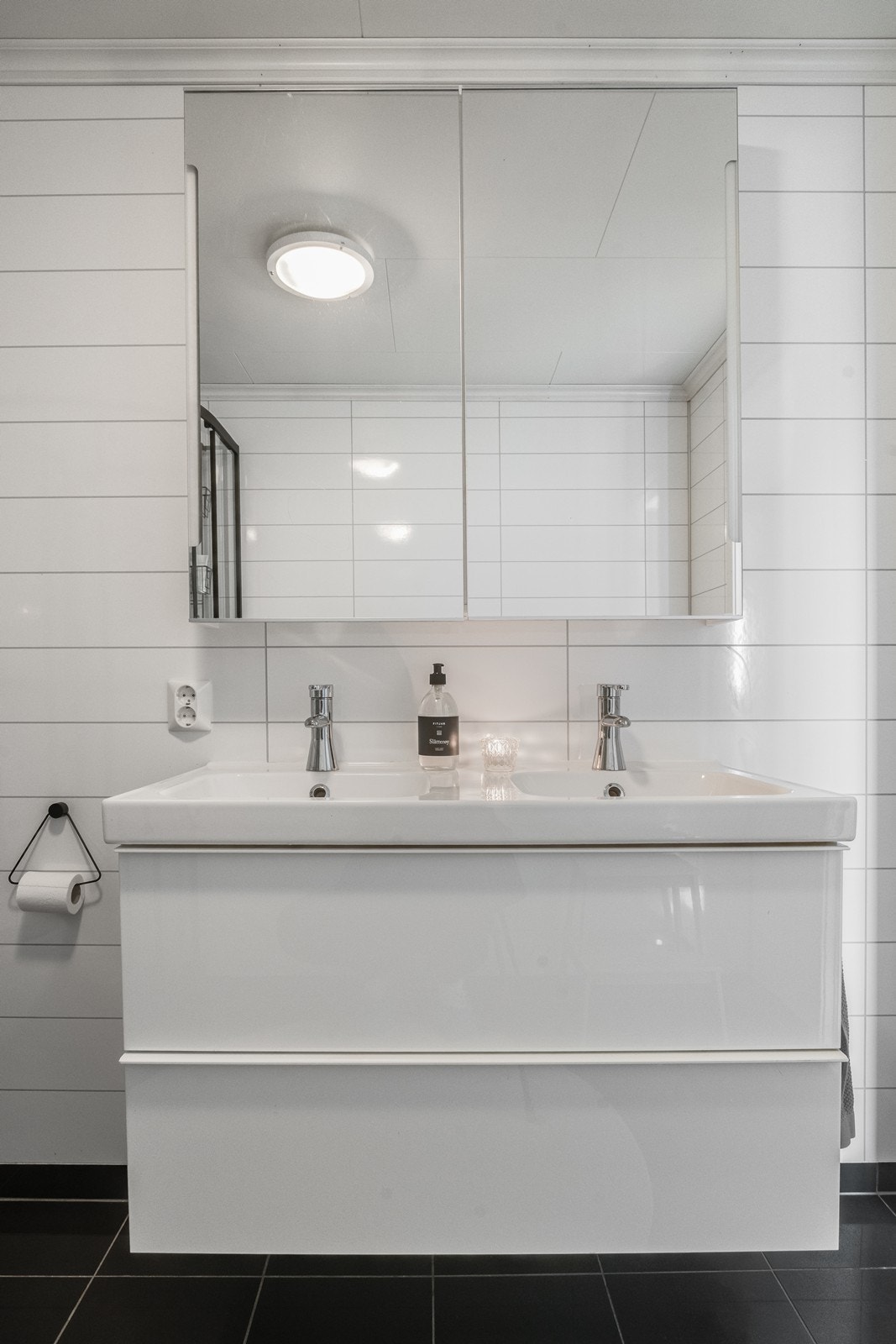 Baderomsseksjon med dobbel servant og speilskap som gir praktiske og smarte oppbevaringsløsninger. Galleribilde