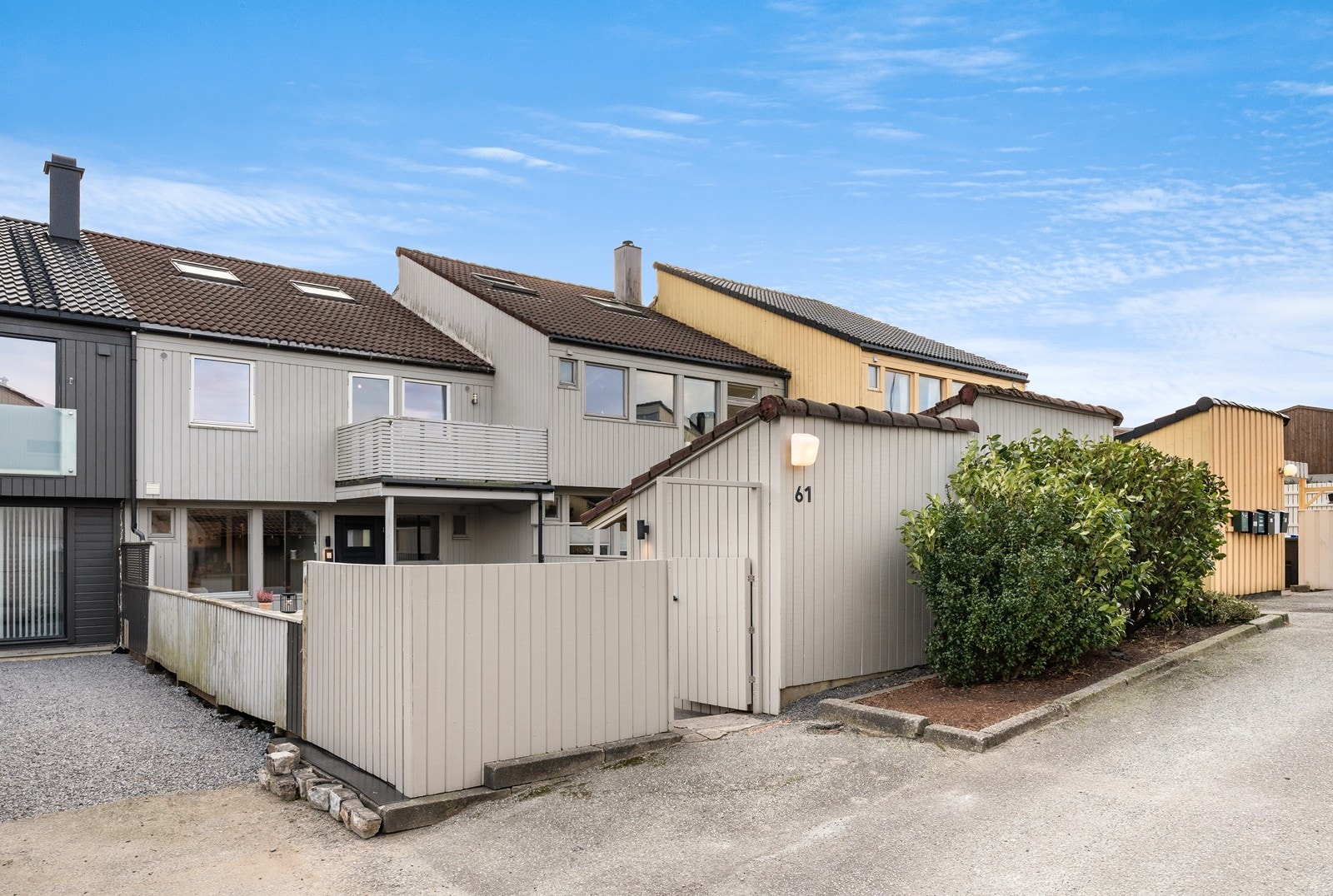 Et innbydende og innholdsrikt rekkehus i et svært populært boligområde. Galleribilde