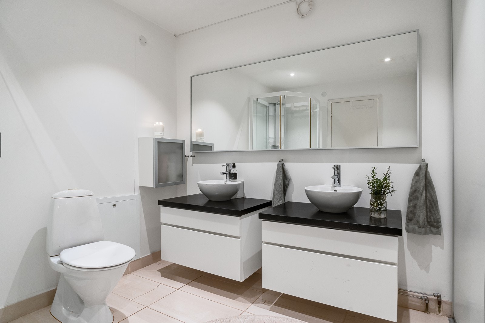 Flott og funksjonelt bad med moderne innredning og flislagt gulv med varmekabler i. Galleribilde