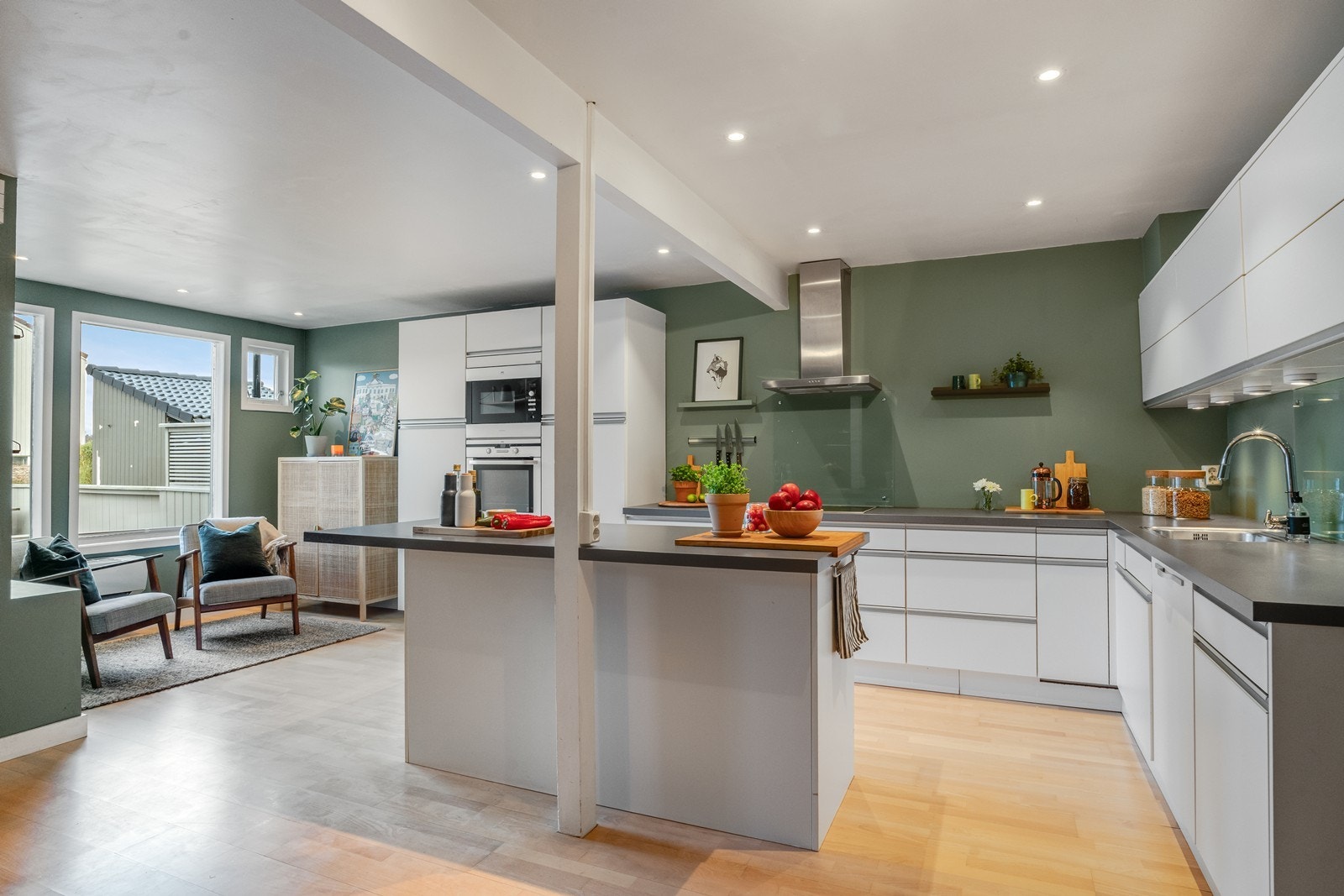 Den koselige stuedelen kompletterer den åpne løsningen mot kjøkkenet og byr på gode lysforhold fra store vindusflater. Galleribilde