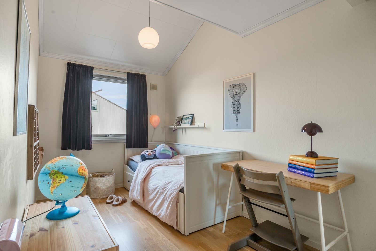 Soverom 2 også av god størrelse, innredet i lyse farger. Galleribilde