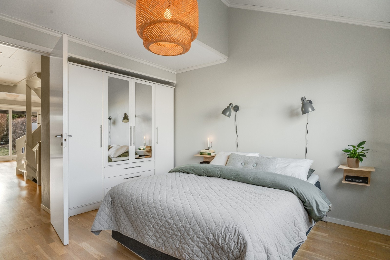 Rommet har stor garderobe som glir sømløst inn i rommet. Galleribilde