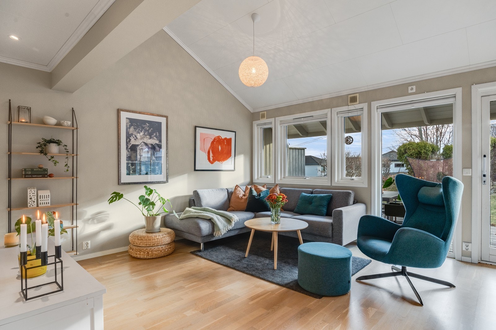 Lys og luftig stue med store vindusflater som slipper inn rikelig med naturlig lys og skaper en åpen og innbydende atmosfære. Galleribilde