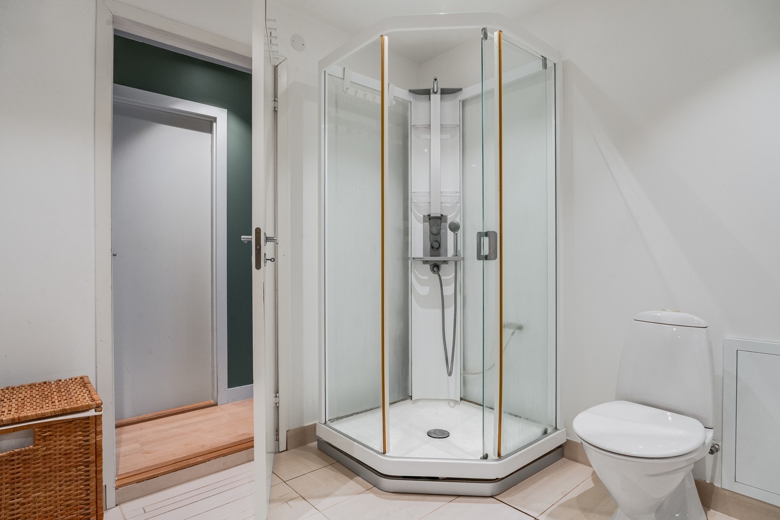 Hjørnedusj som gjør effektiv bruk av plassen og skaper en praktisk baderomsløsning. Galleribilde