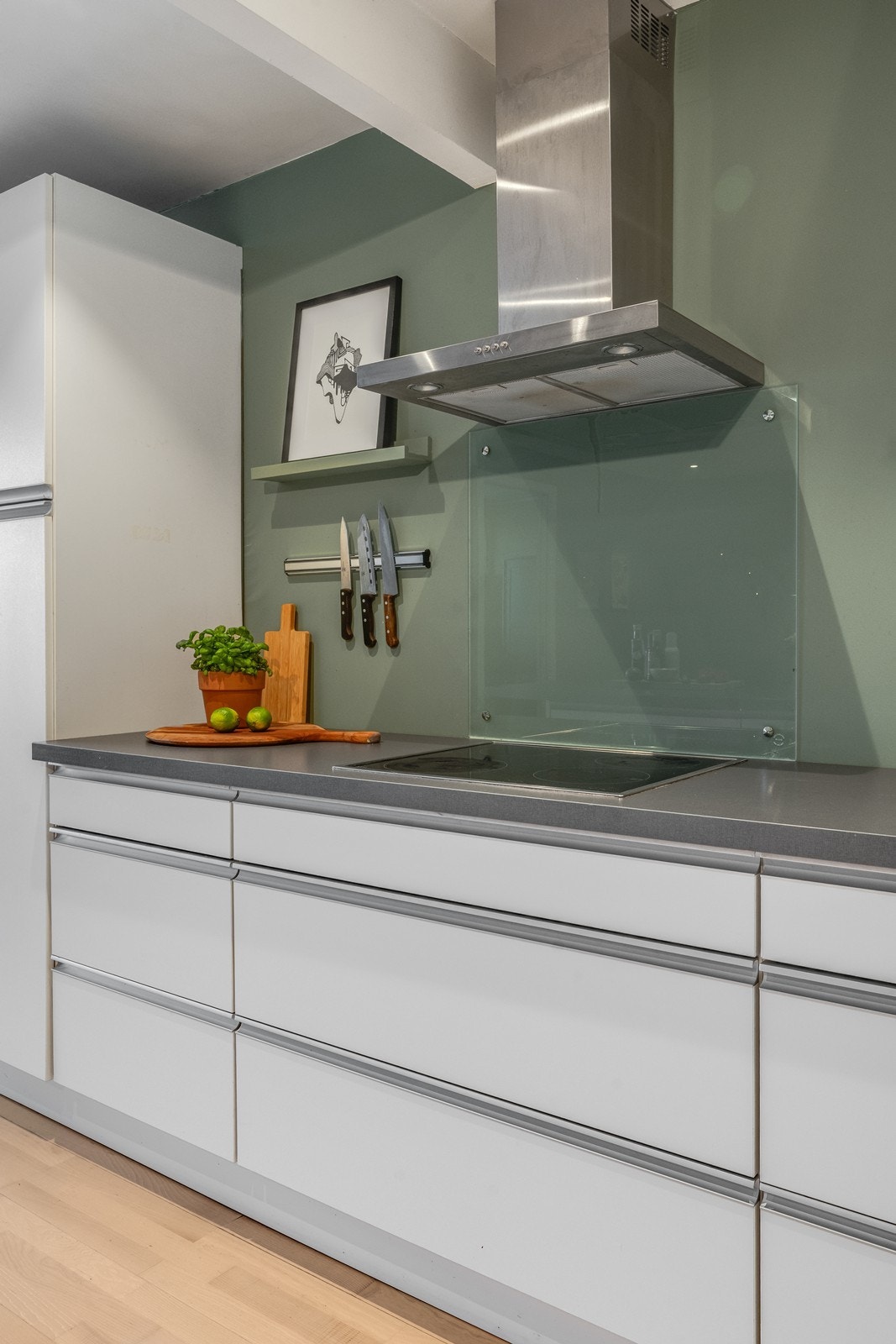 Gjennomgående detaljer i krom/stål bidrar til et stilrent og tidløst kjøkken. Galleribilde