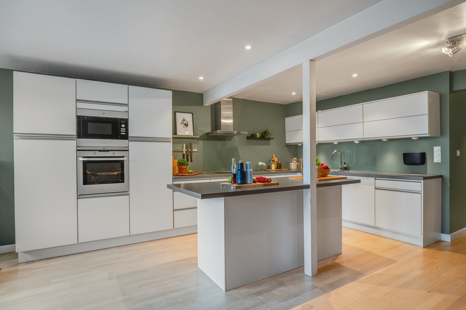 Praktisk kjøkkenøy som samler rommet og gjør kjøkkenet til en naturlig sosial sone. Galleribilde