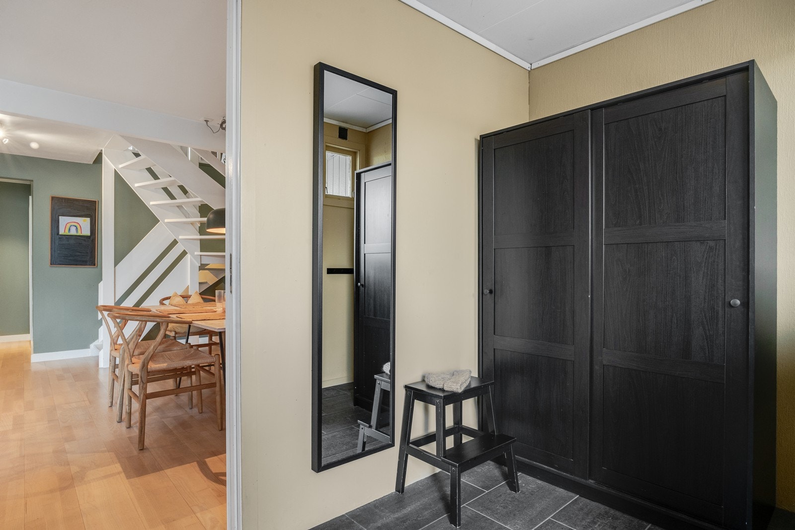 Gangen er innredet med stort garderobeskap som gir godt med oppbevaringsplass. Galleribilde